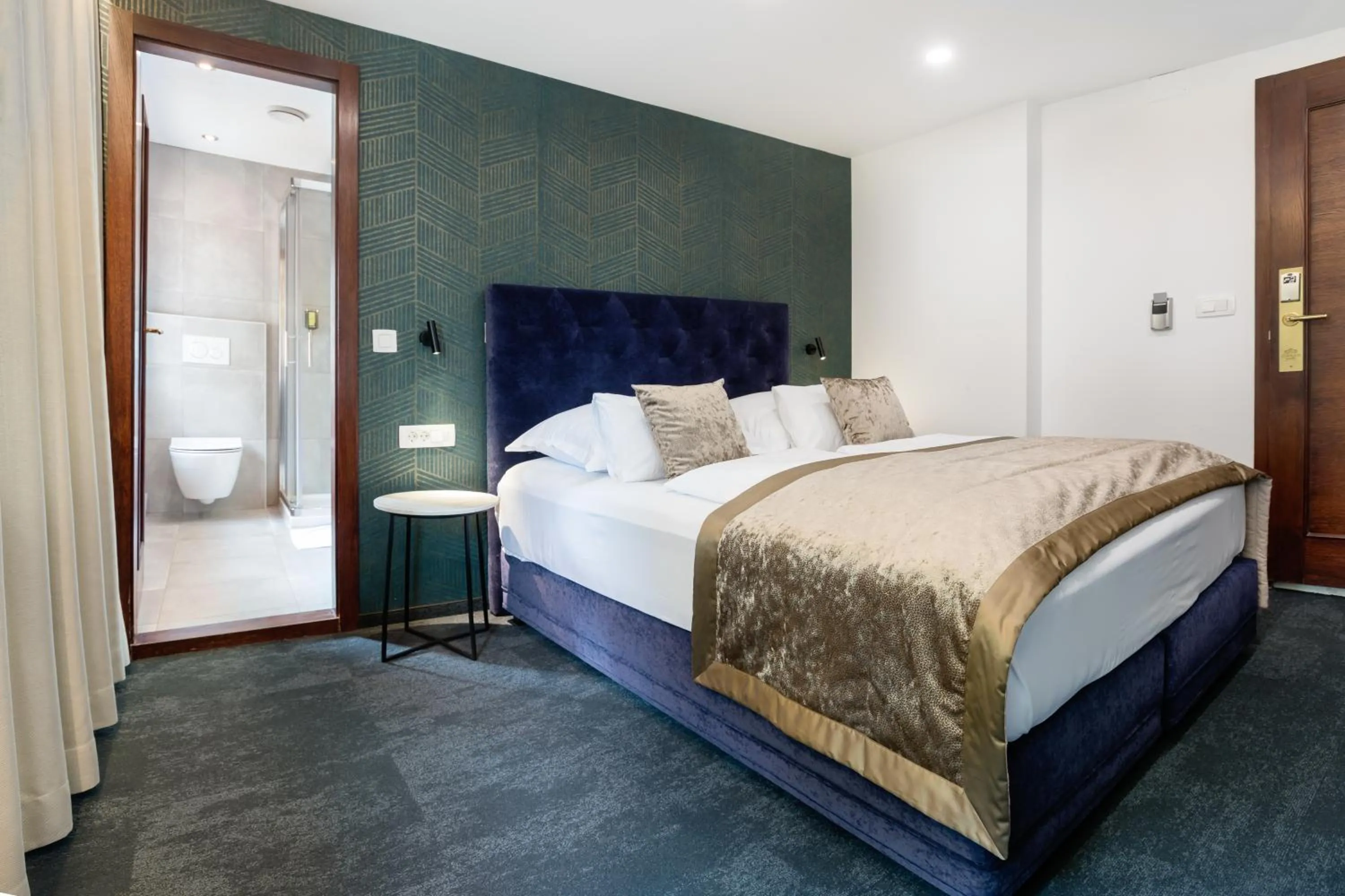 Bed in Garni Hotel Cirman