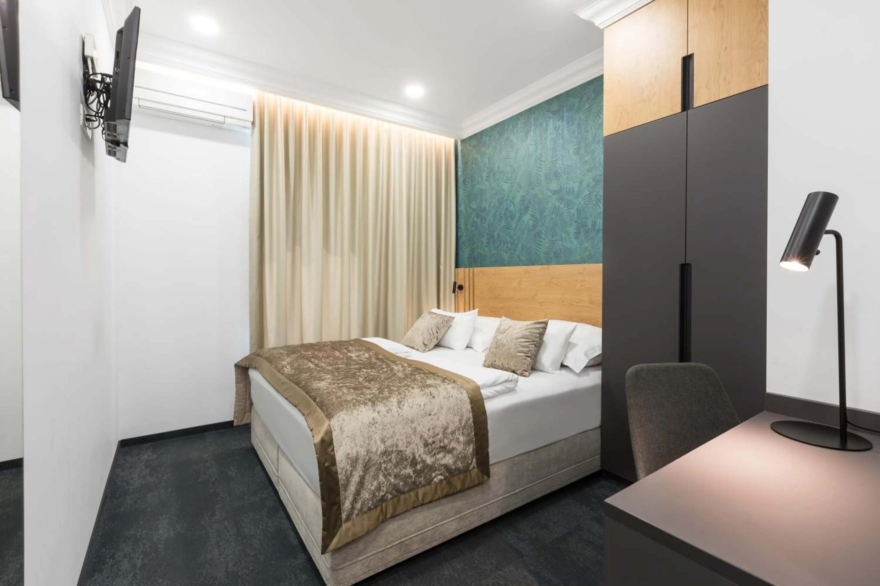 Bed in Garni Hotel Cirman