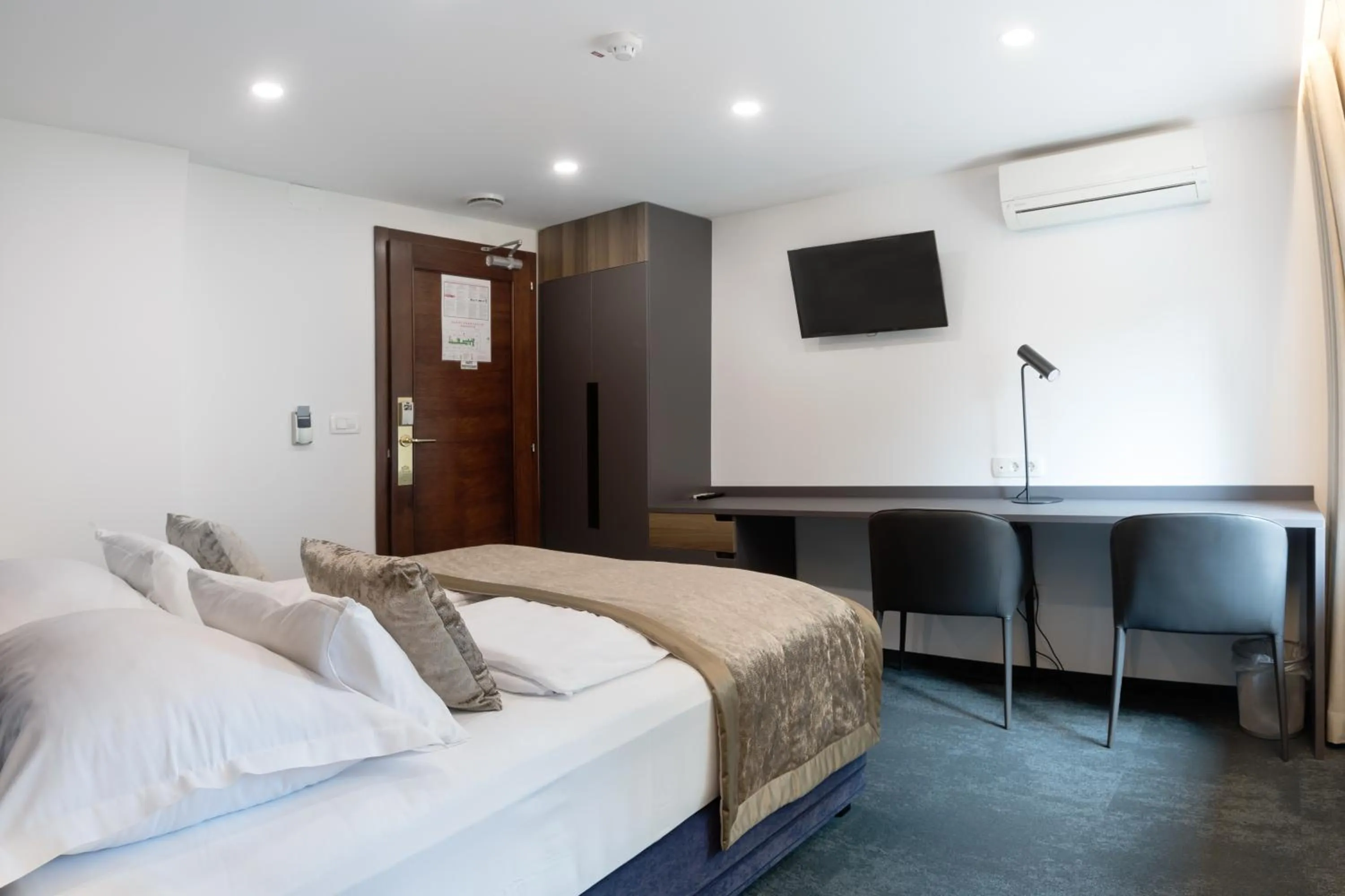 Bed in Garni Hotel Cirman