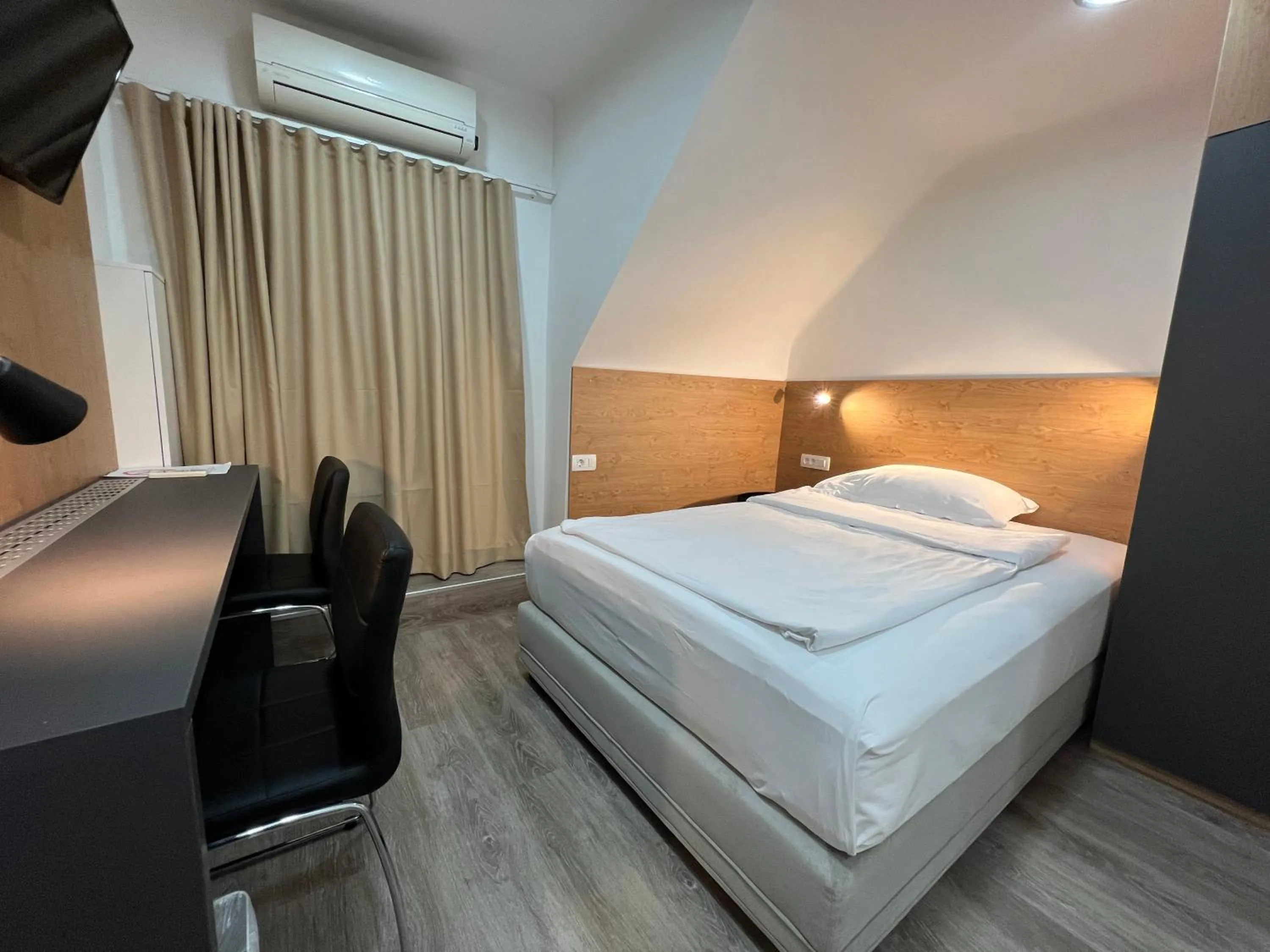 Bed in Garni Hotel Cirman