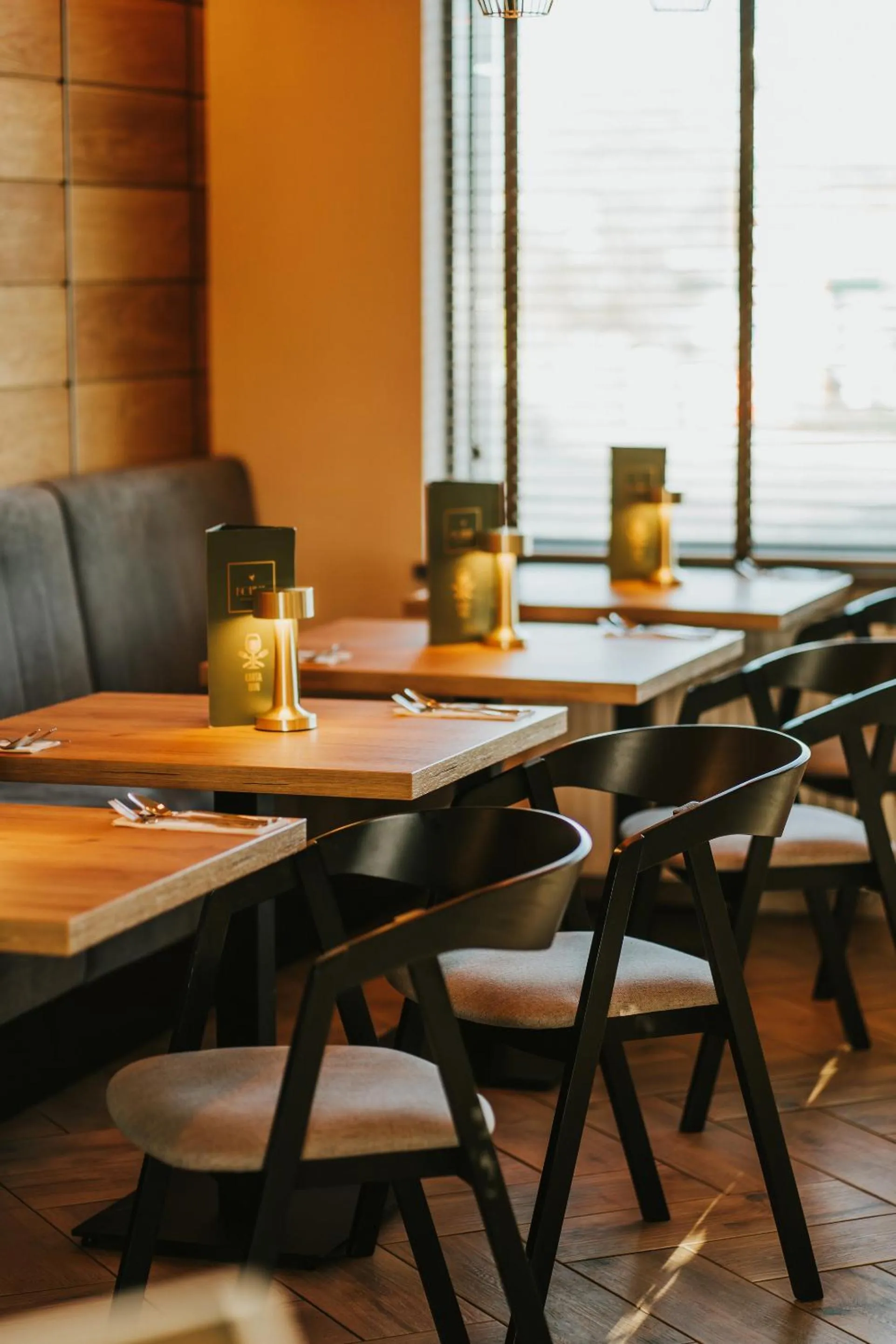 Restaurant/places to eat in Green Hotel