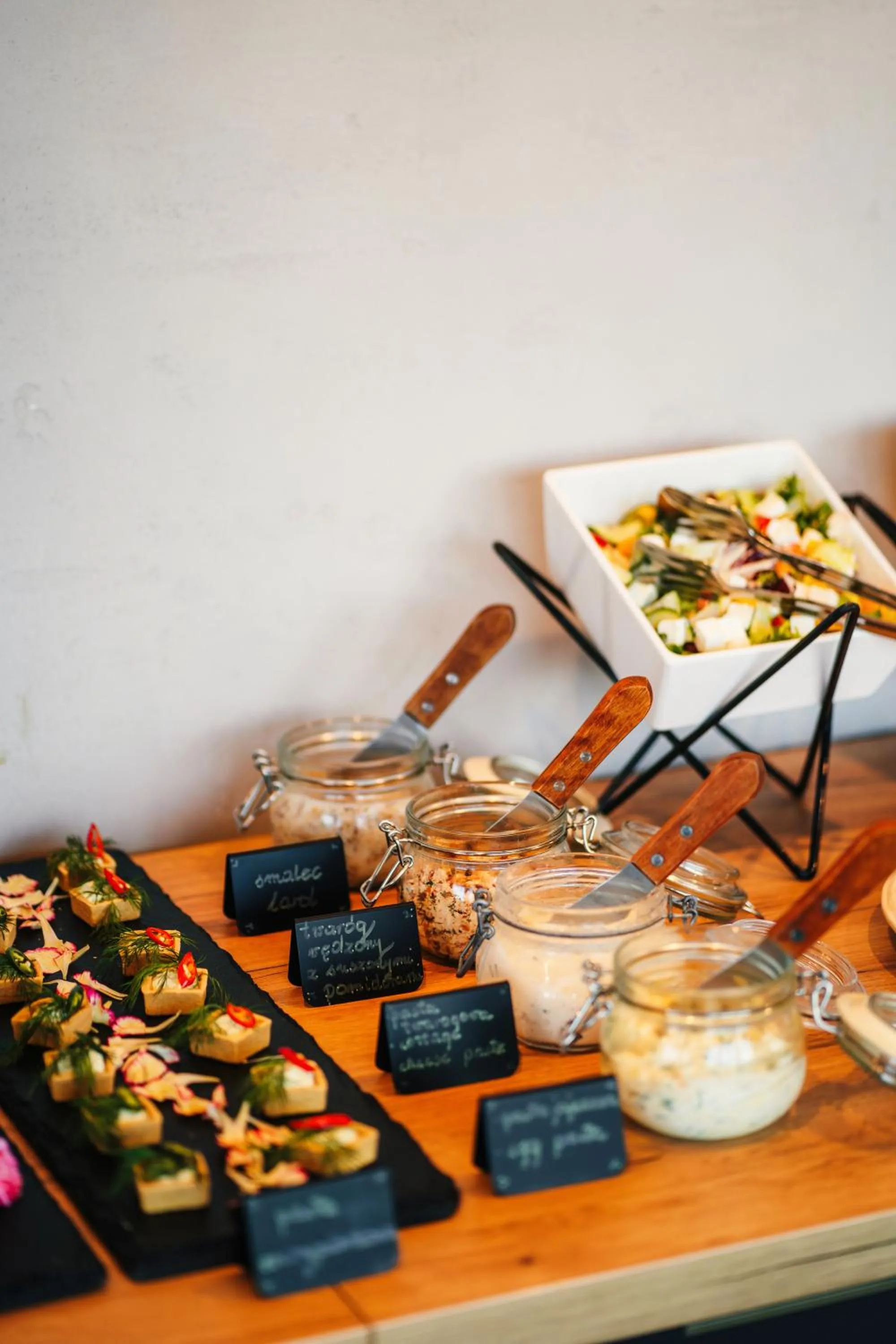 Restaurant/places to eat in Green Hotel