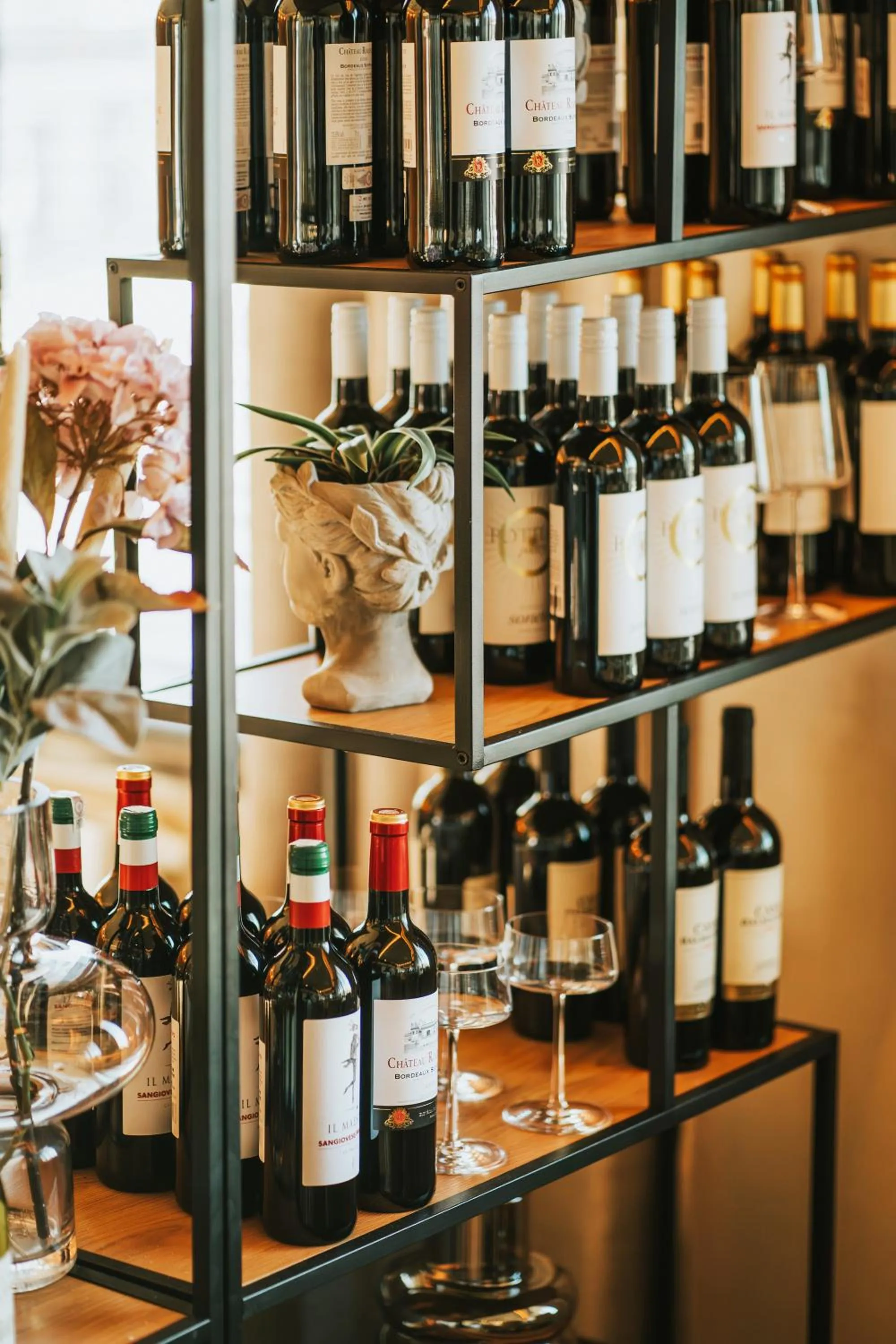 Restaurant/places to eat in Green Hotel