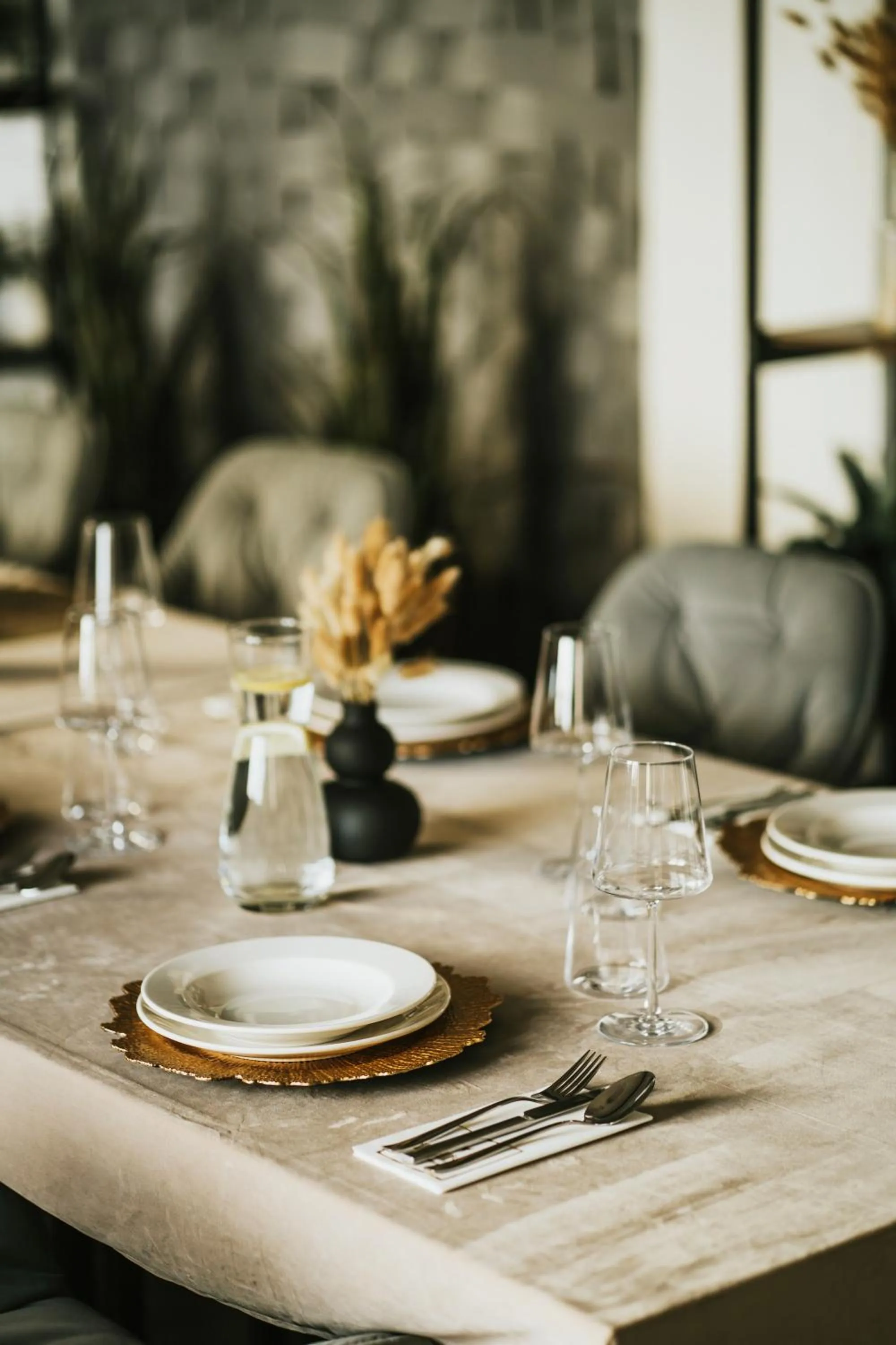 Restaurant/places to eat in Green Hotel