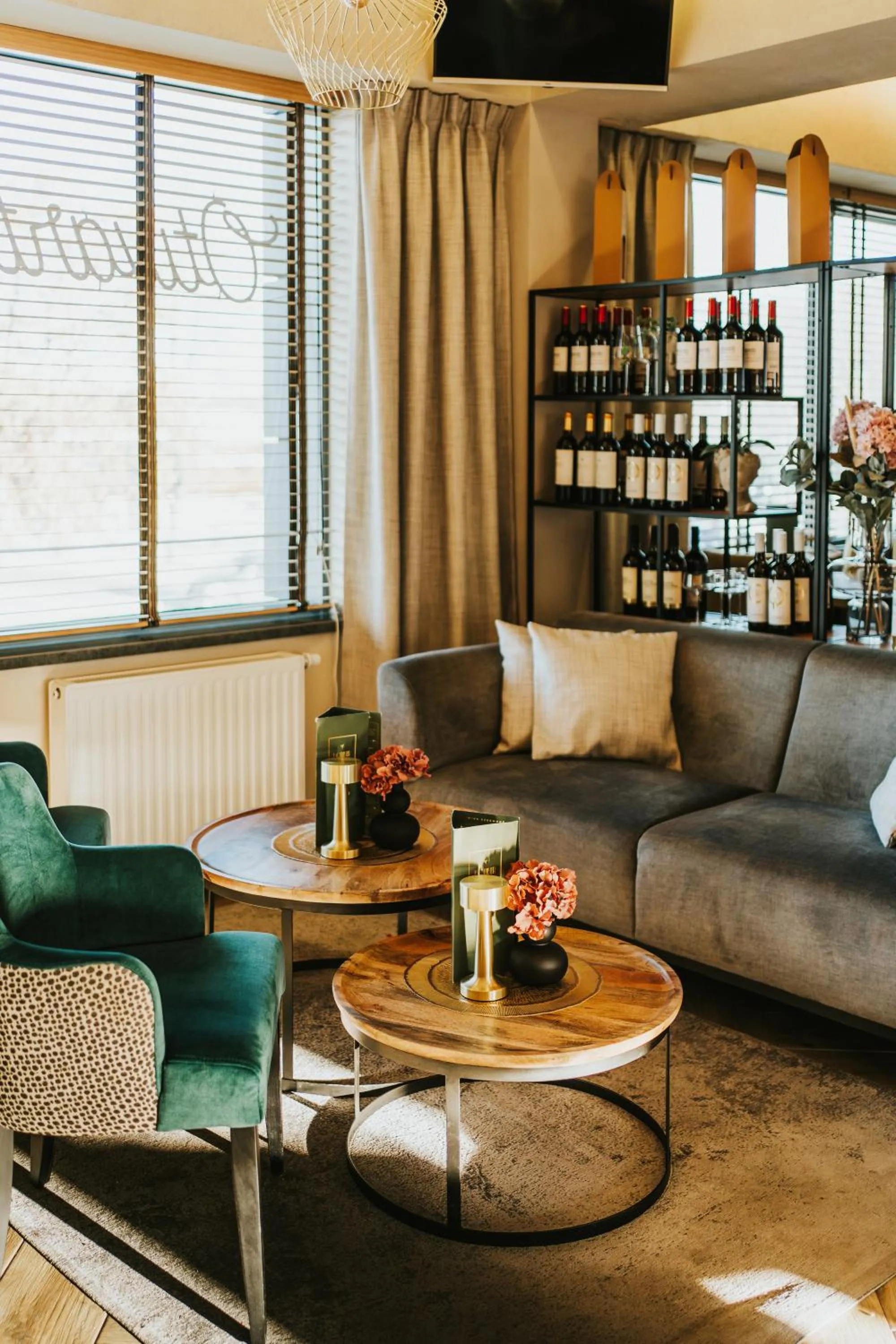 Restaurant/places to eat in Green Hotel