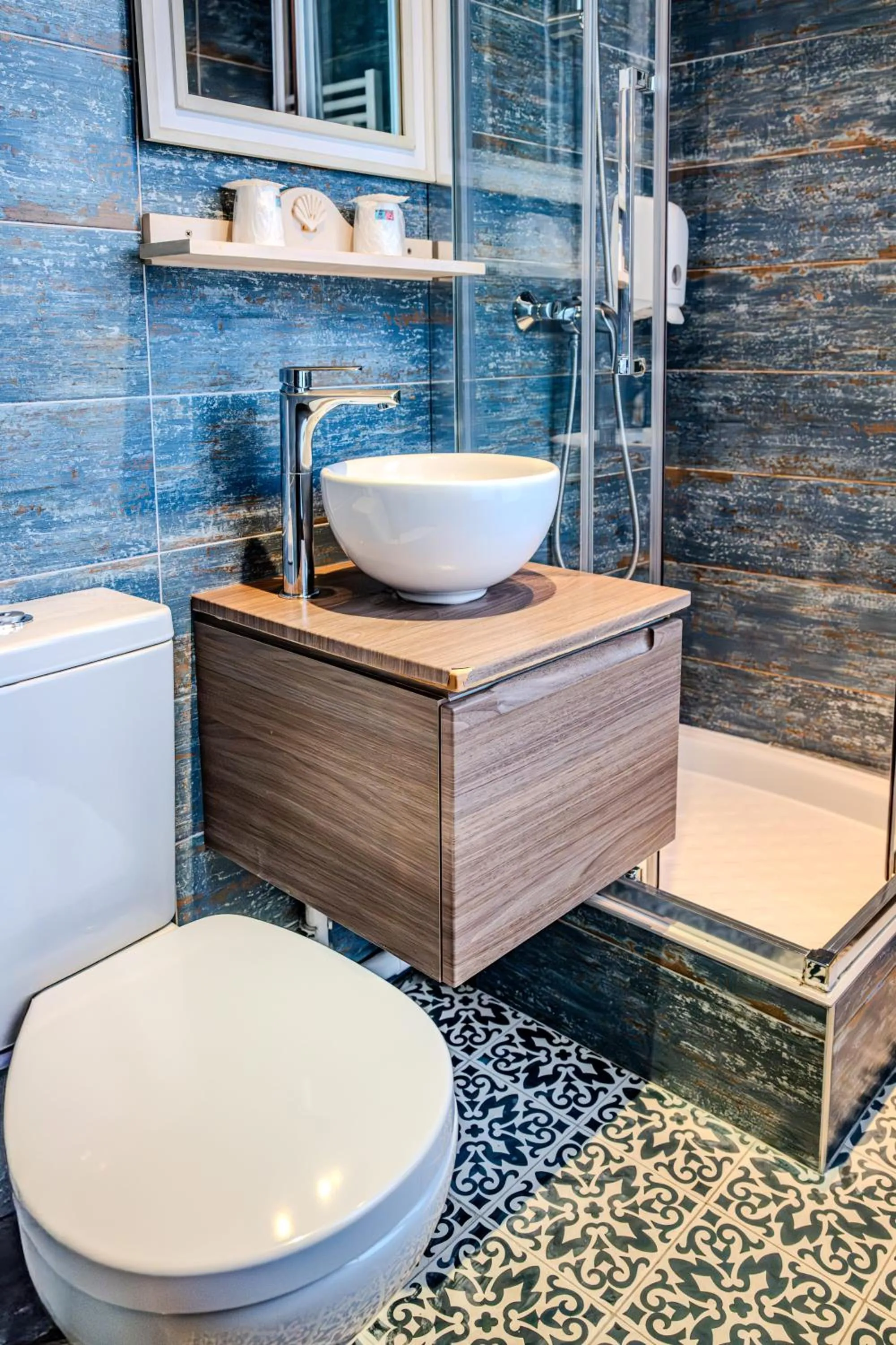 Shower in Hotel de Nesle