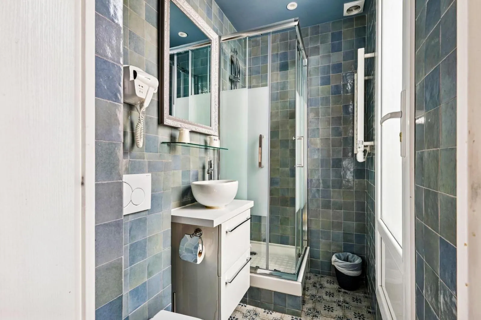 Shower in Hotel de Nesle