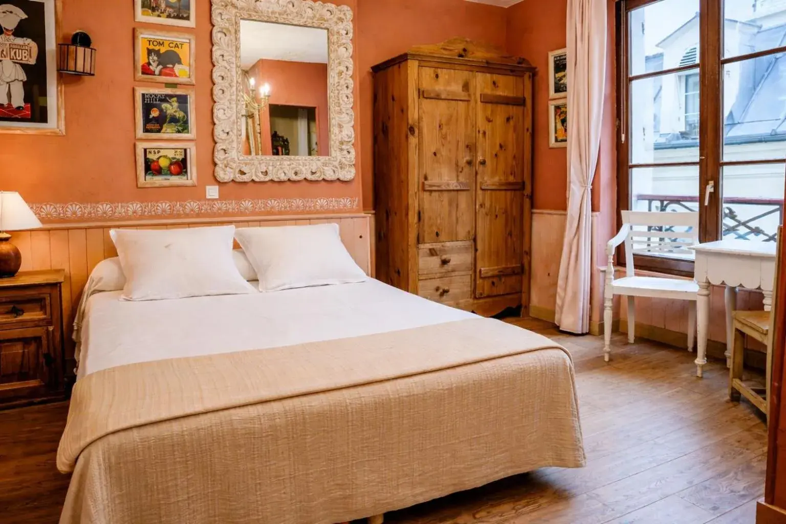 Double Room with Shared Toilet in Hotel de Nesle Double Room with Shared Toilet in Hotel de Nesle