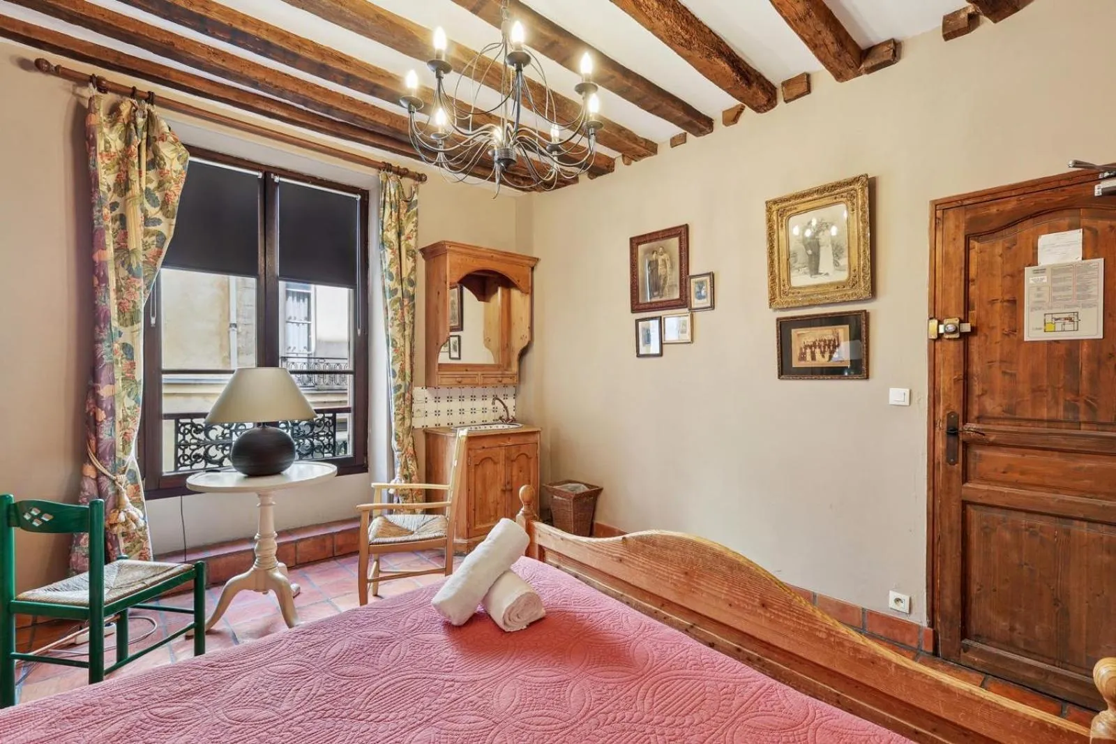 Photo of the whole room, Bed in Hotel de Nesle