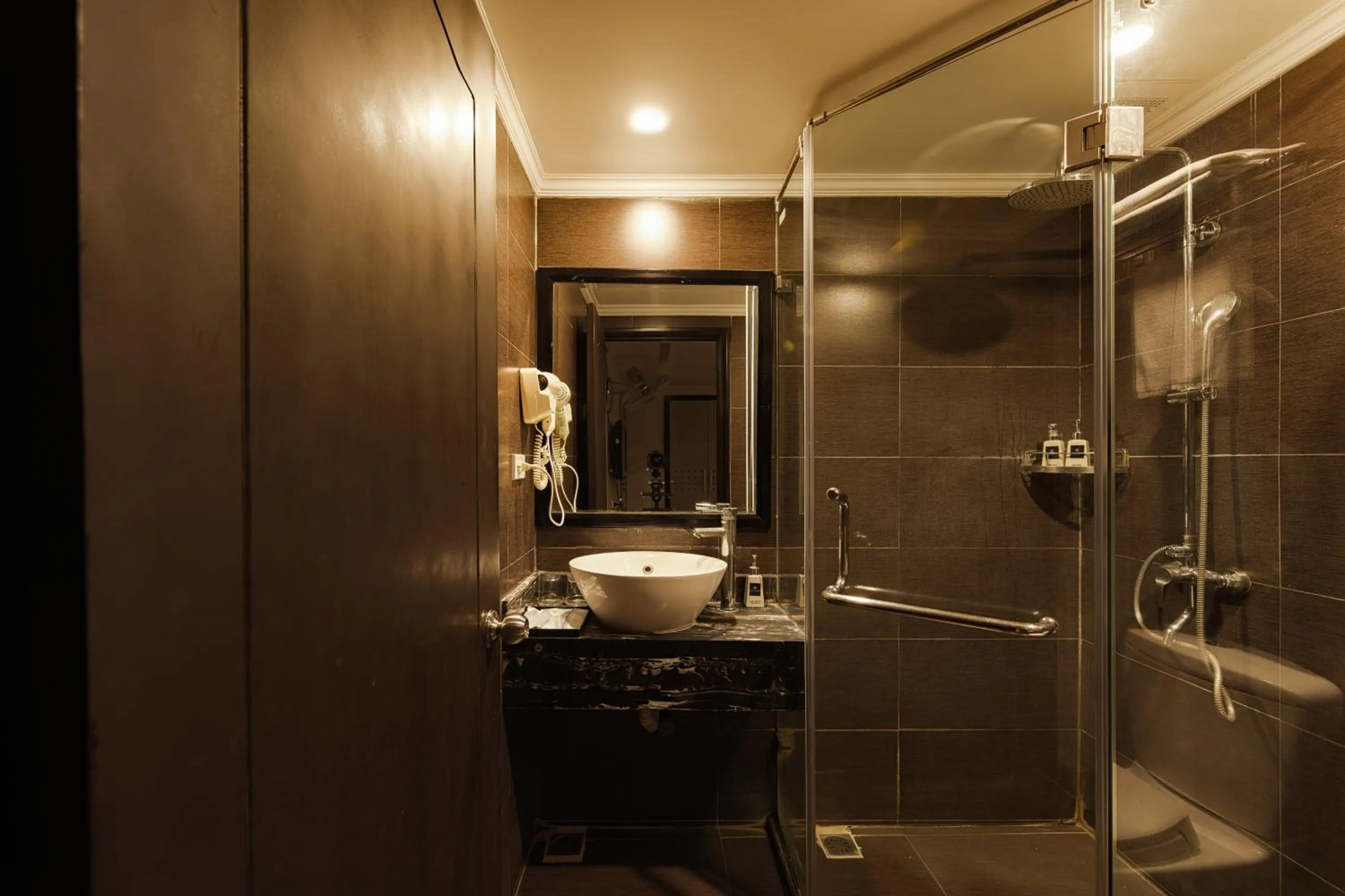 Shower in Keypad Hotel - 24 Hang Ga