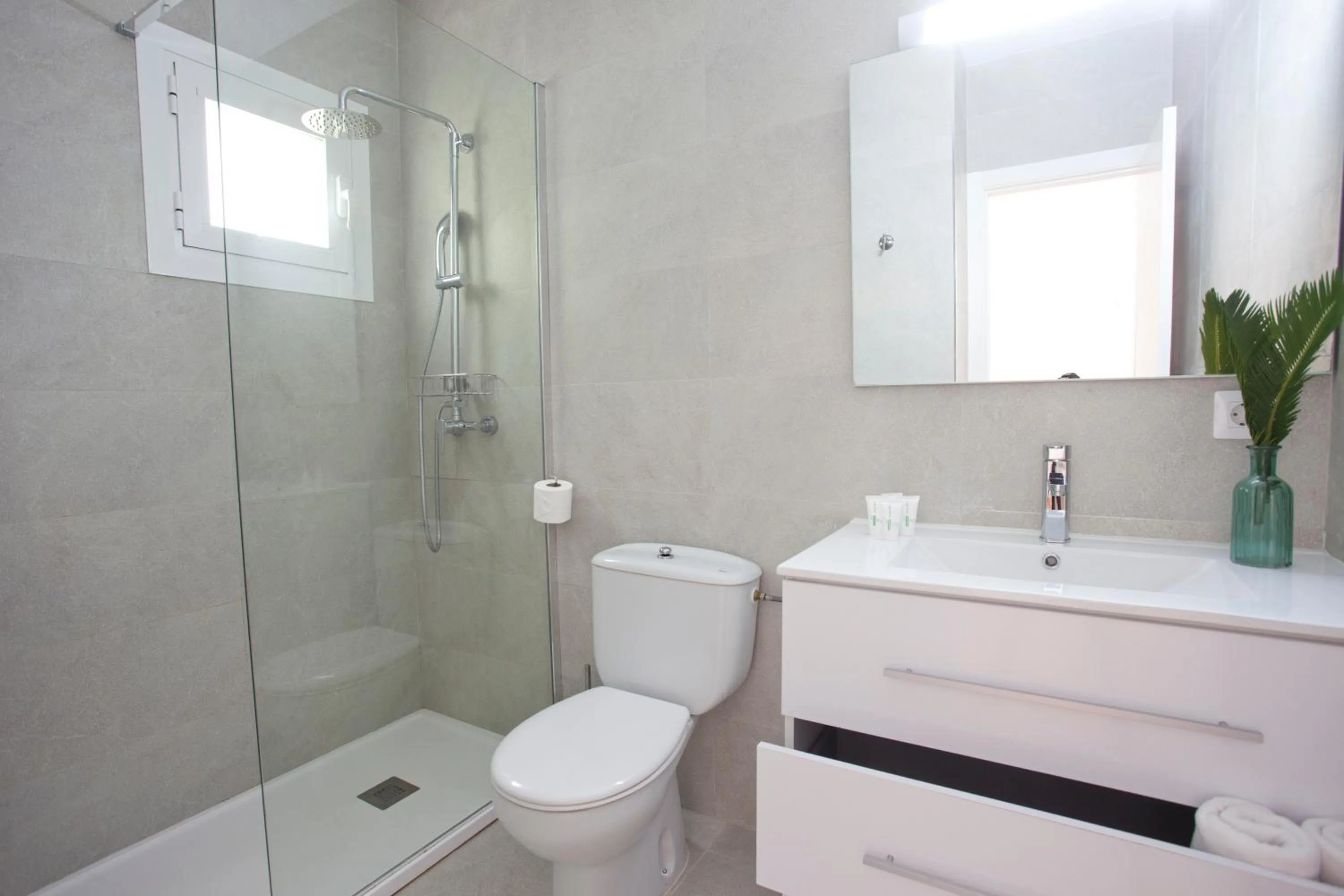 Shower in Apartamentos Vista Alegre Mallorca