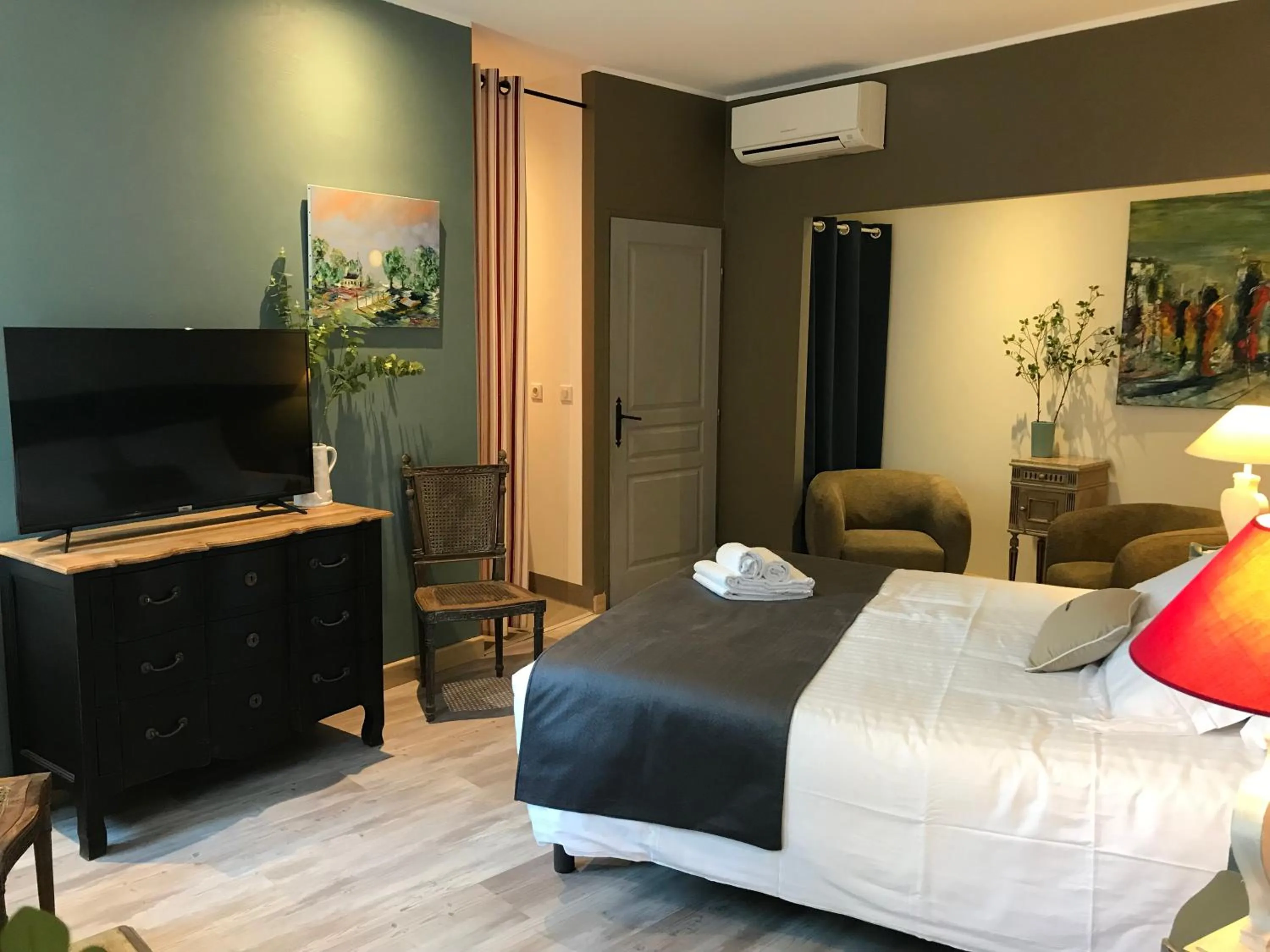 Photo of the whole room, Bed in Le Clos du Peintre