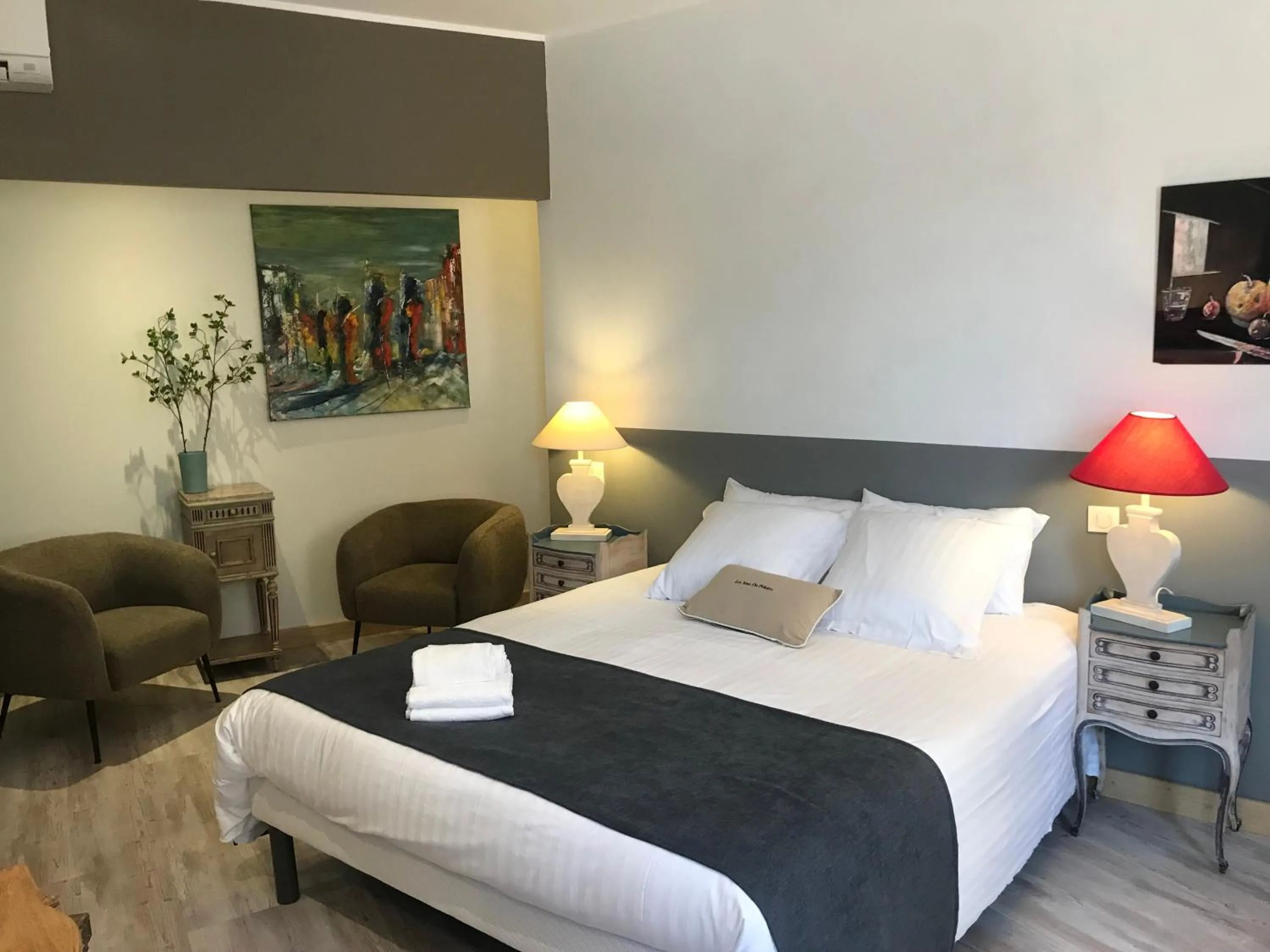 Photo of the whole room, Bed in Le Clos du Peintre