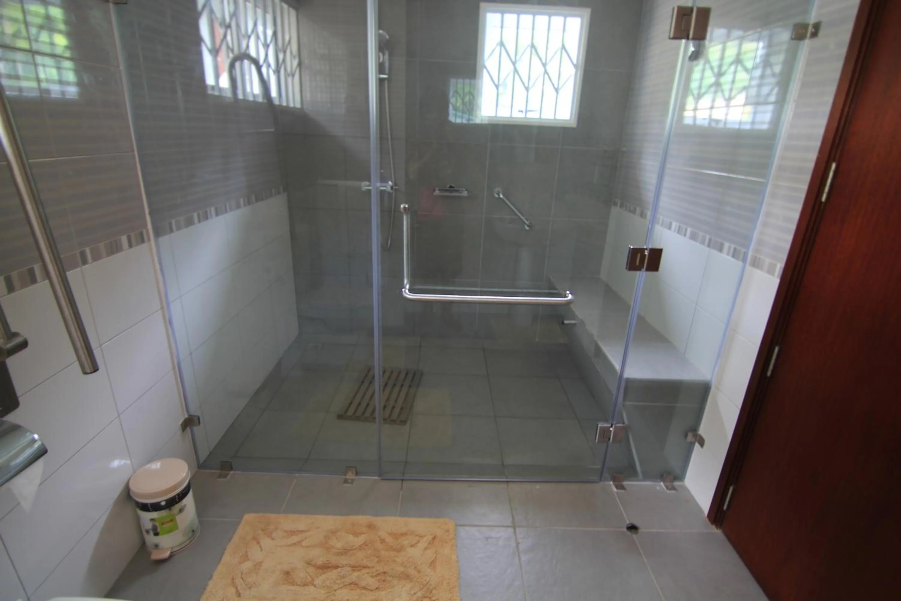 Bathroom in Surfers Beach Self Catering Chalets