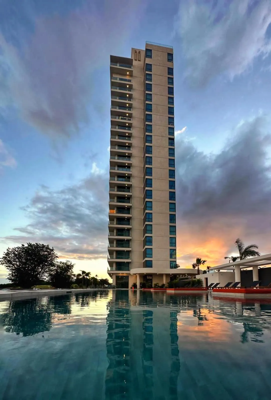 Swimming pool in Fourteen at Mullet Bay