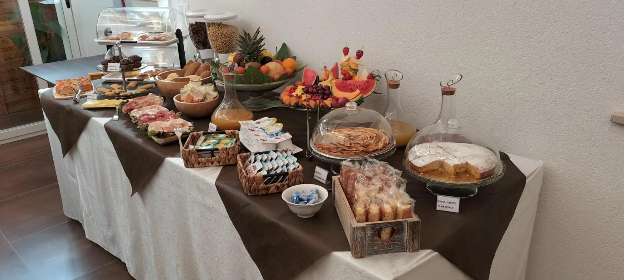 Buffet breakfast in IL GIGLIO B&B