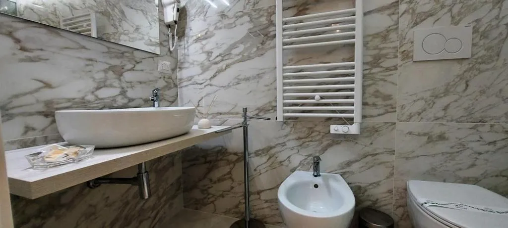 Shower in IL GIGLIO B&B