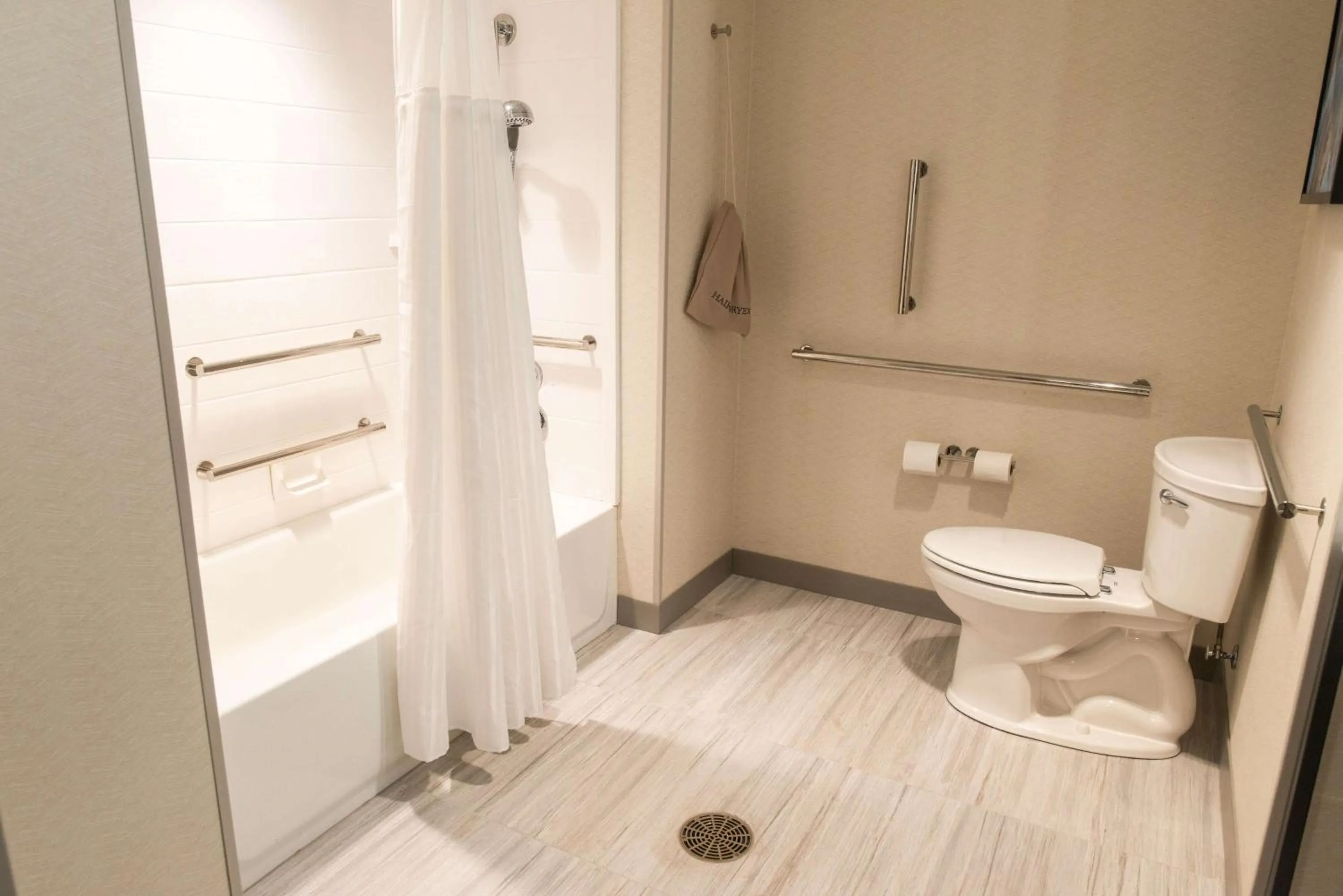 Bathroom in Hilton Garden Inn Mattoon, IL