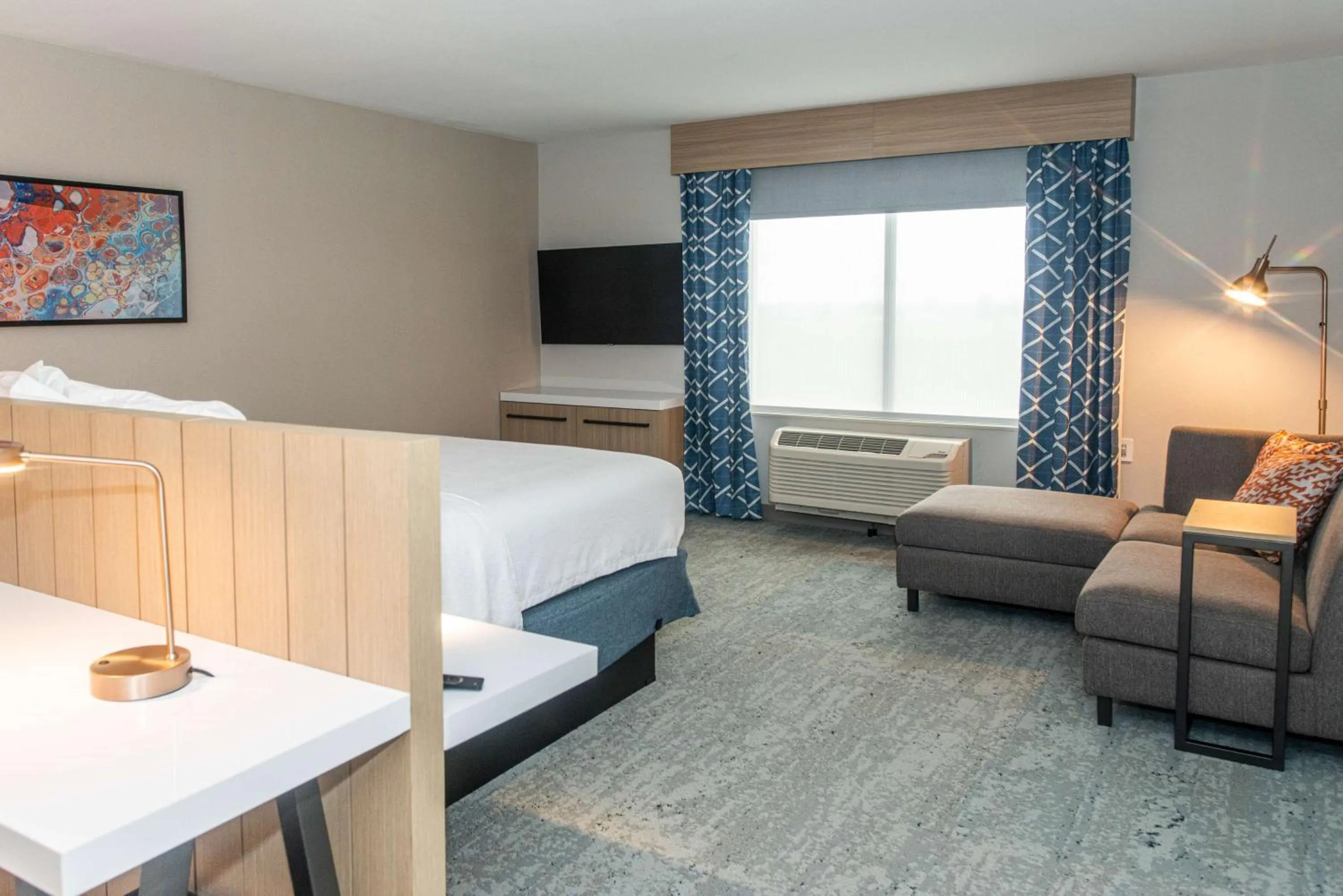 Living room, Bed in Hilton Garden Inn Mattoon, IL