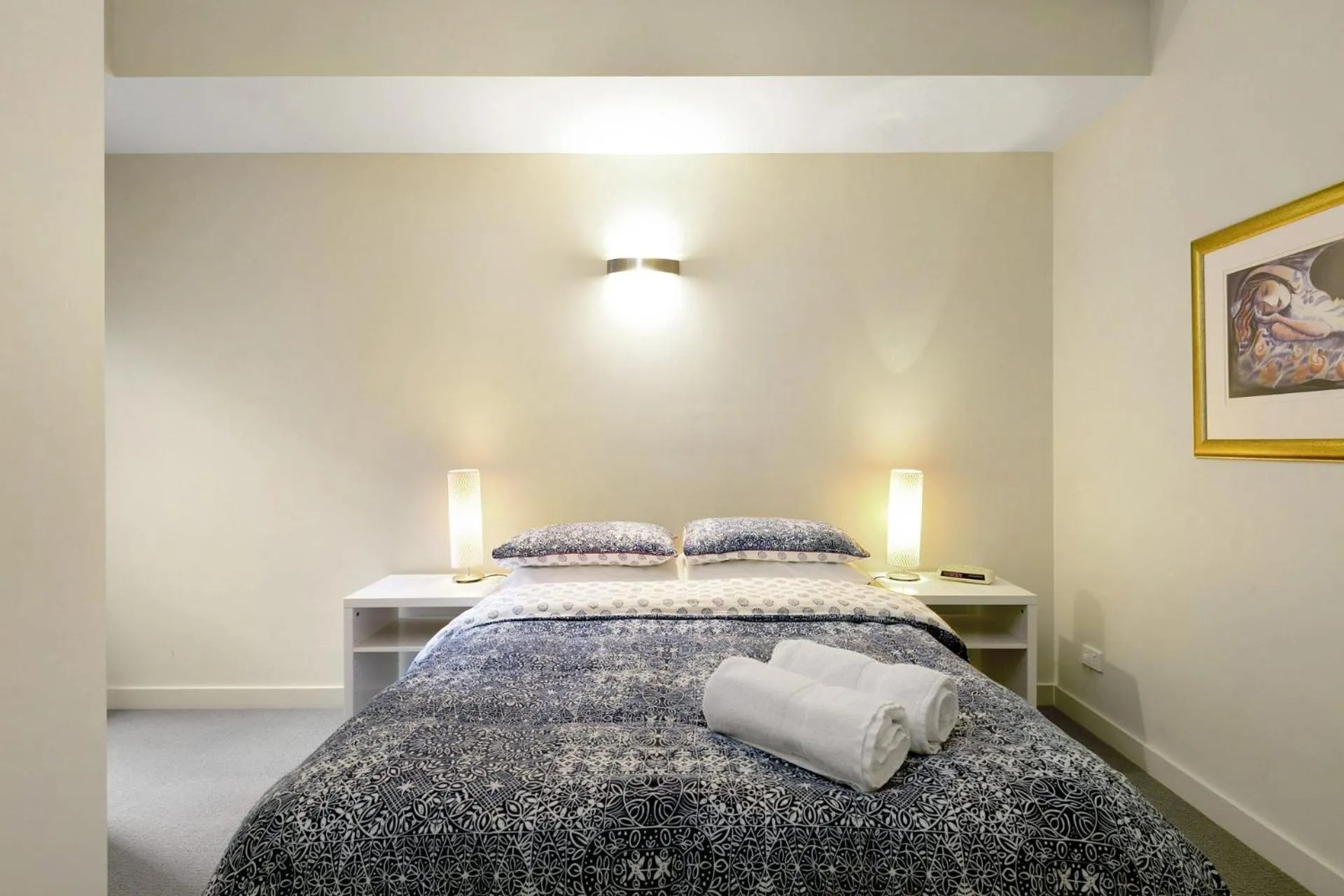 Bed in Apartment 25 Kalimna