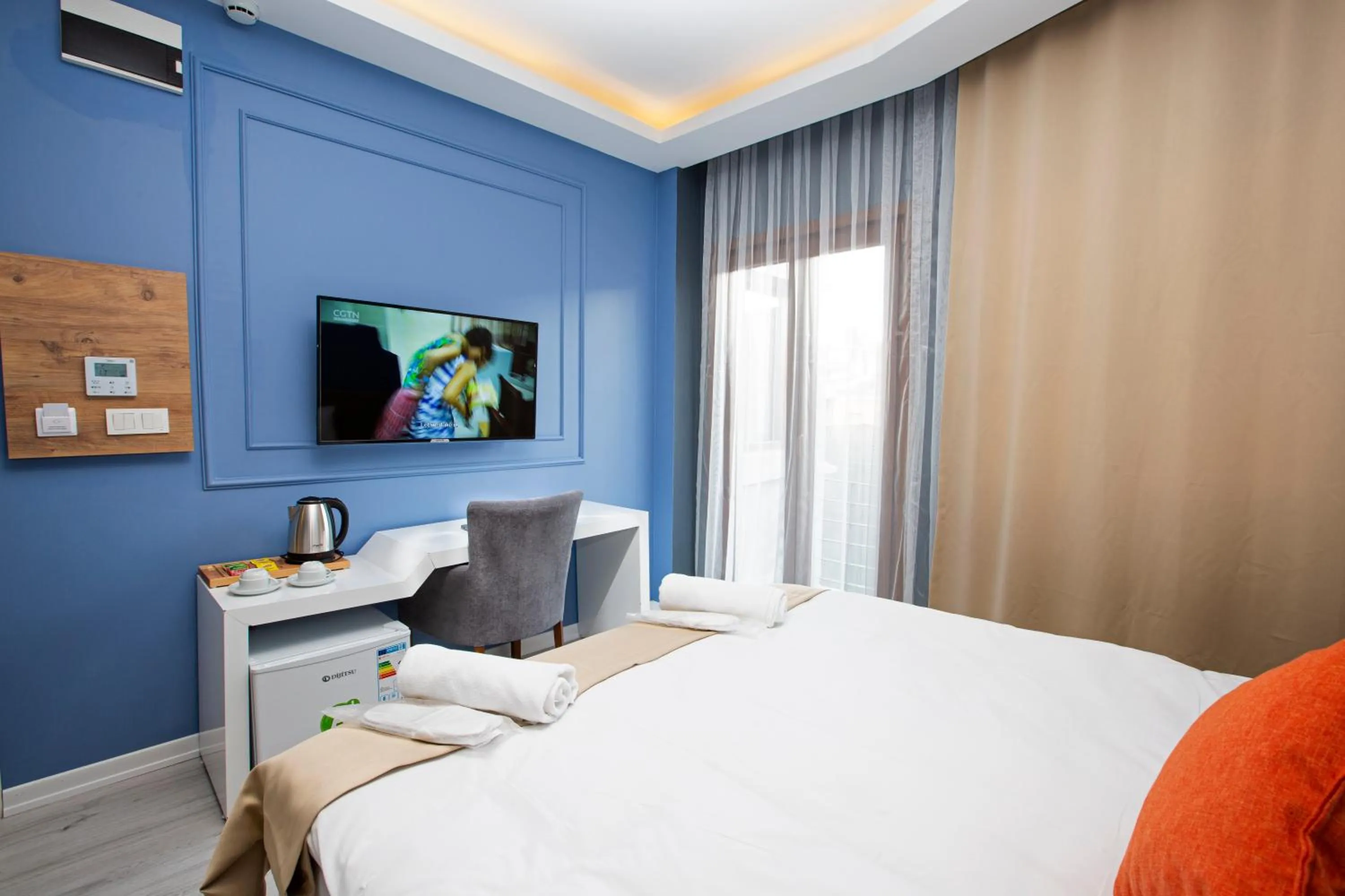 Photo of the whole room, Bed in Taksim Leon's Hotel