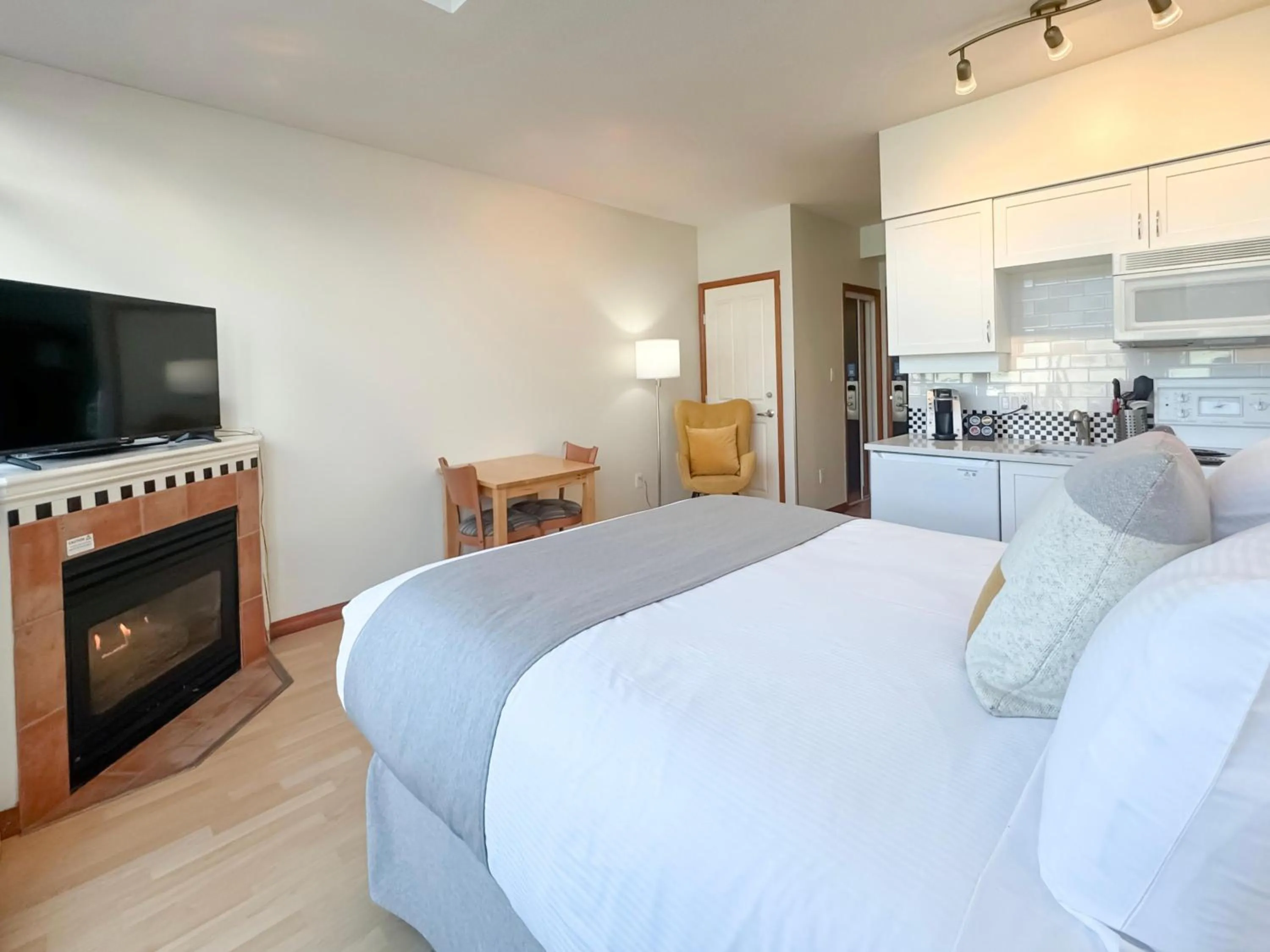 Bed in Alpenglow Lodge Rainbow Look Out Studio by MVA