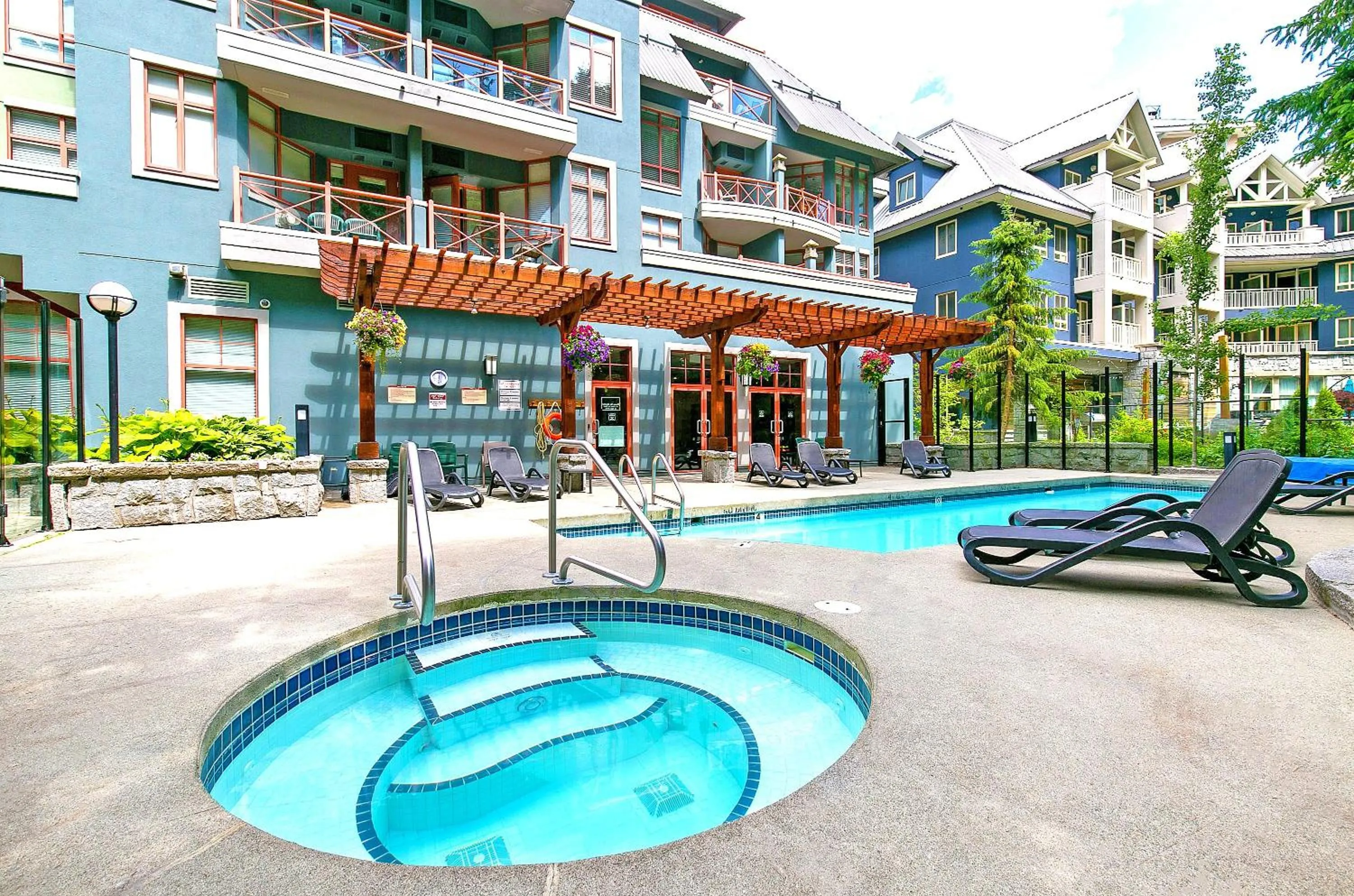 Alpenglow Lodge Sunny Studio with Sitting Area by MVA