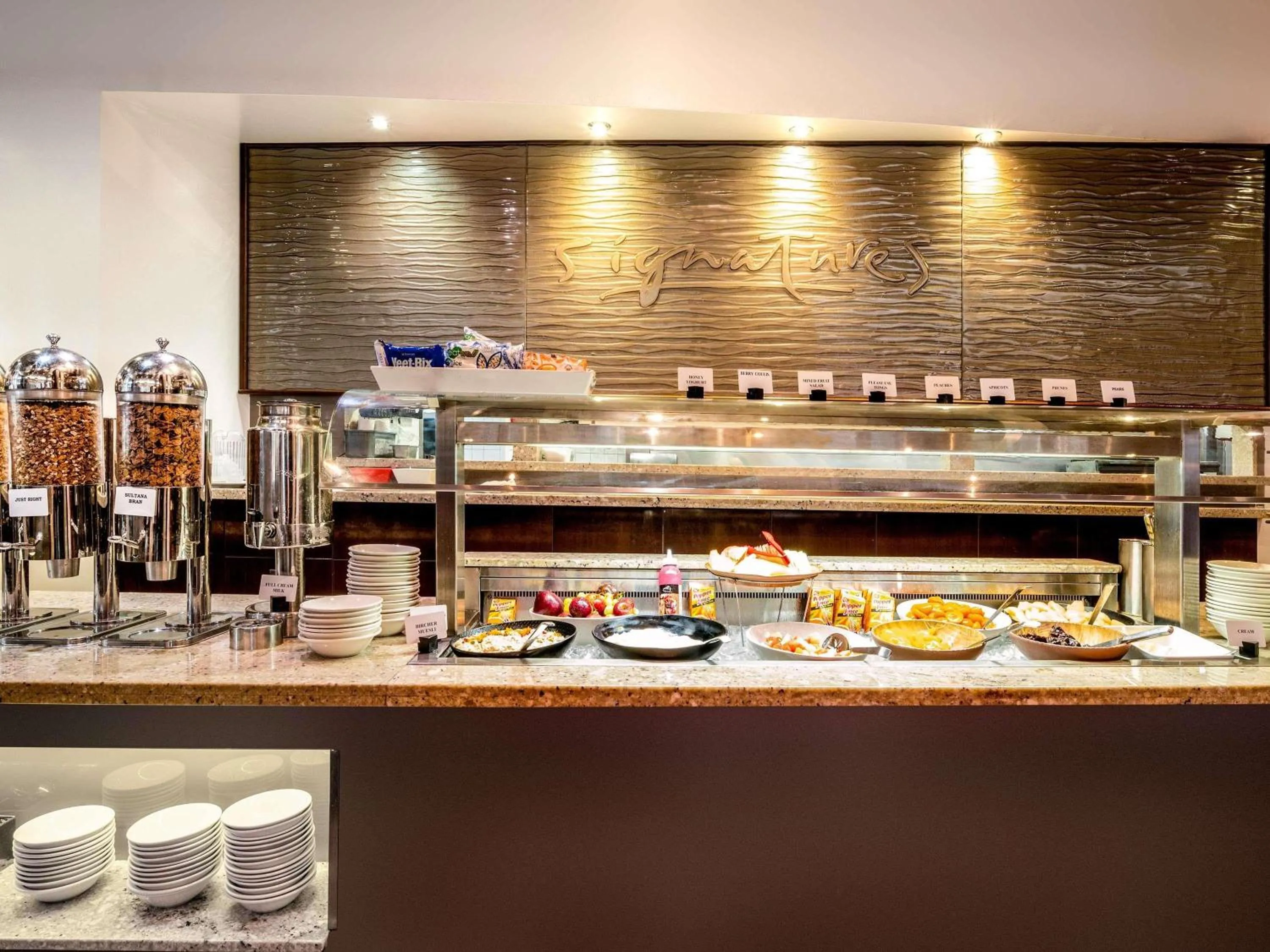 Lounge or bar in The Sebel Twin Towns