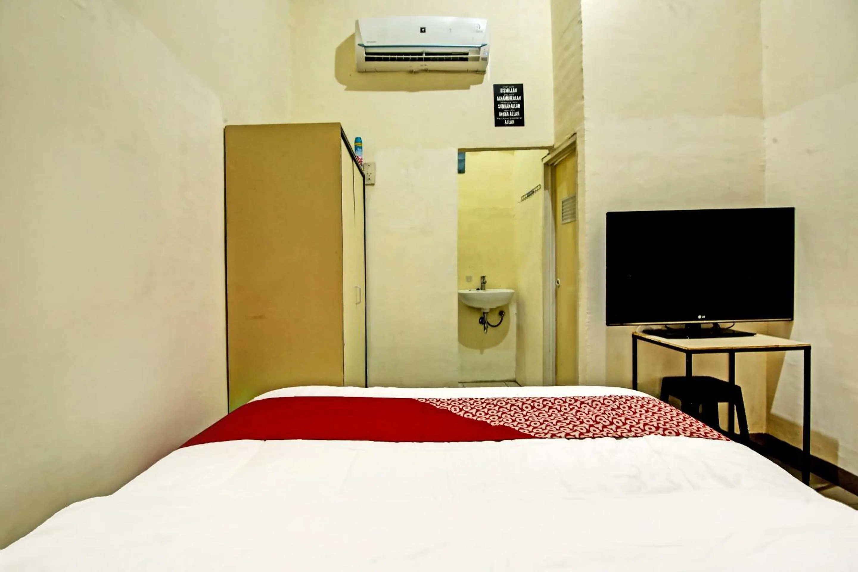Bedroom, Bed in OYO Life 91268 Homestay Bu Erma Syariah