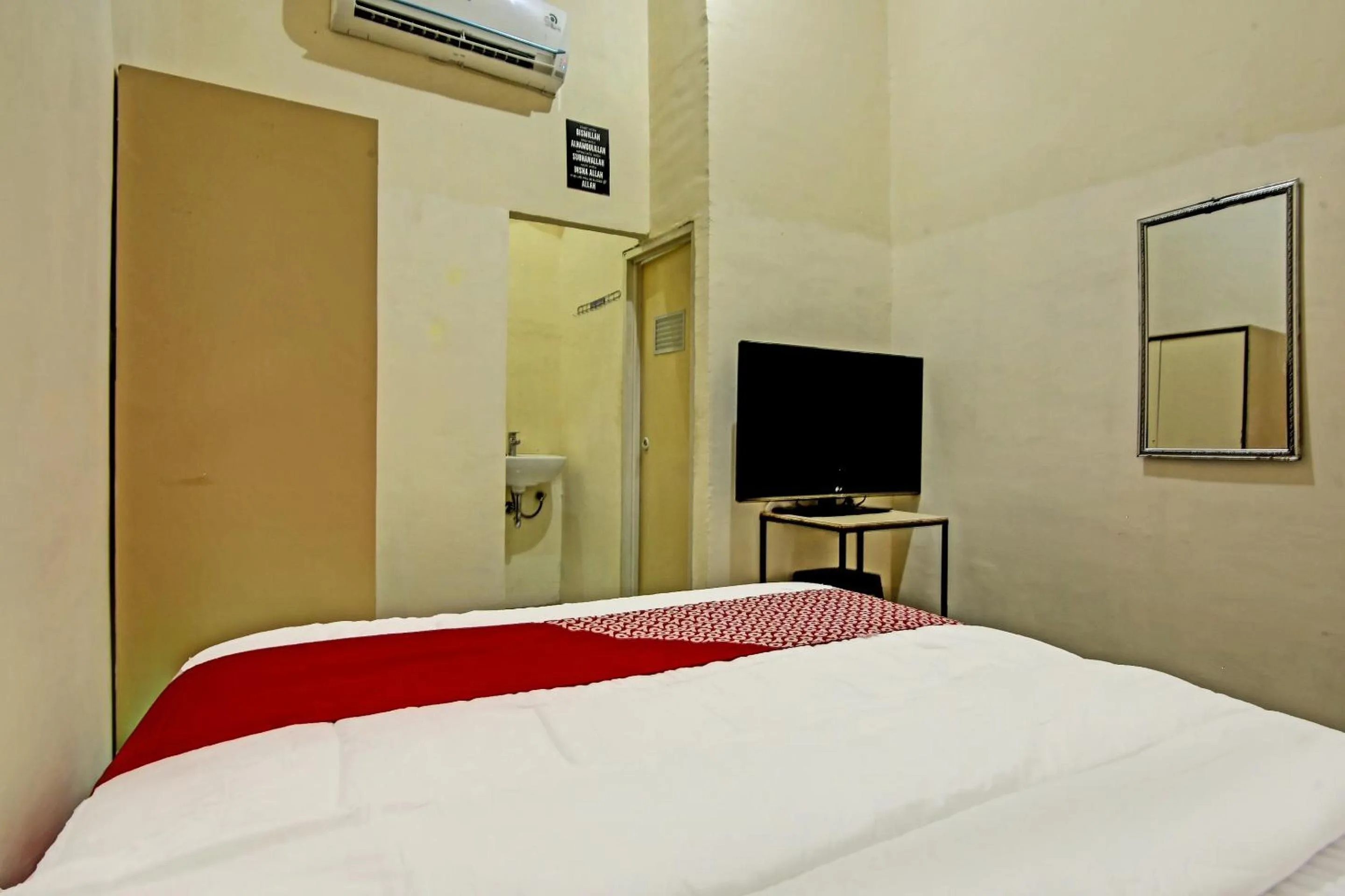 Bedroom, Bed in OYO Life 91268 Homestay Bu Erma Syariah