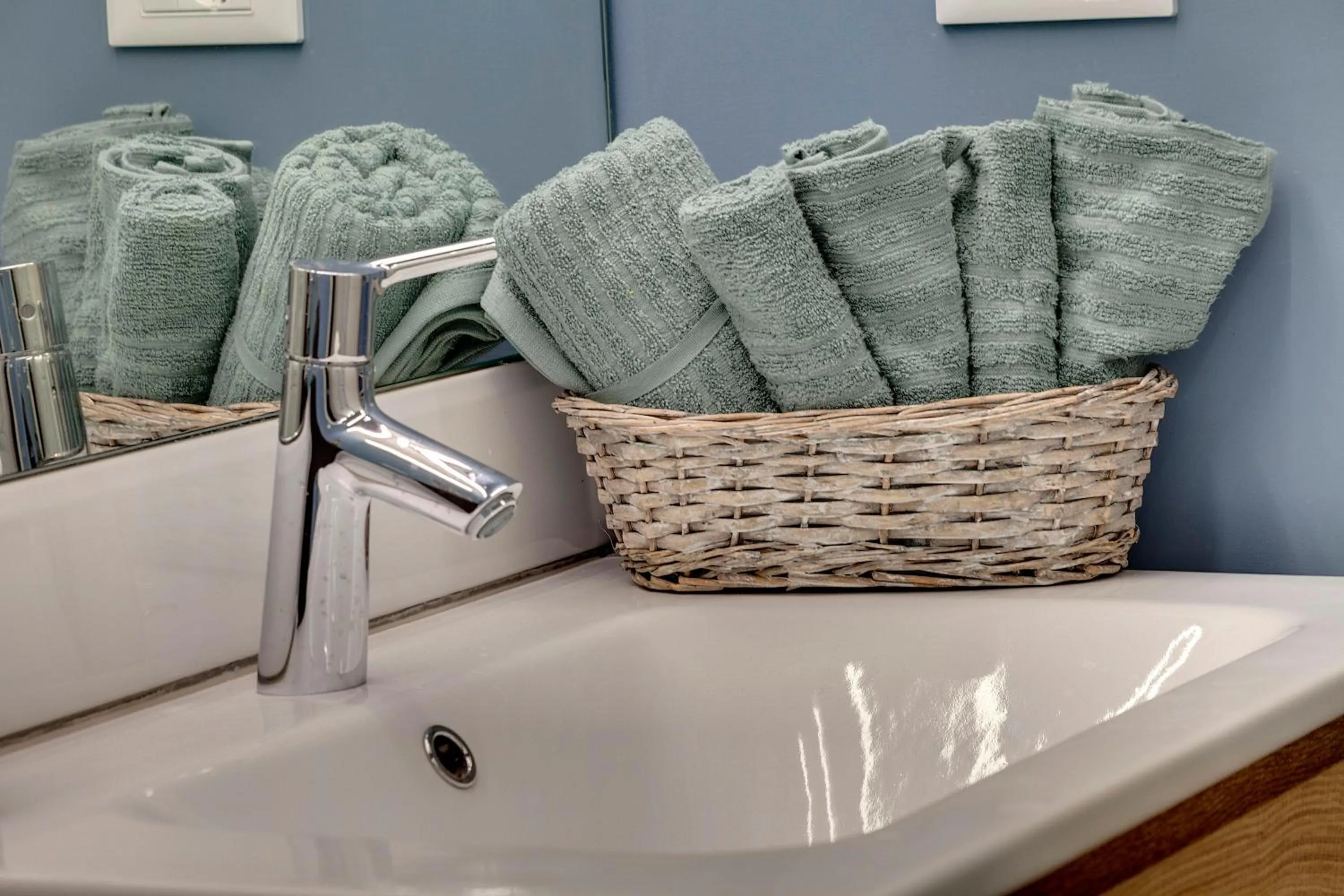 Bathroom in Turandot Apartment by Mamo Florence