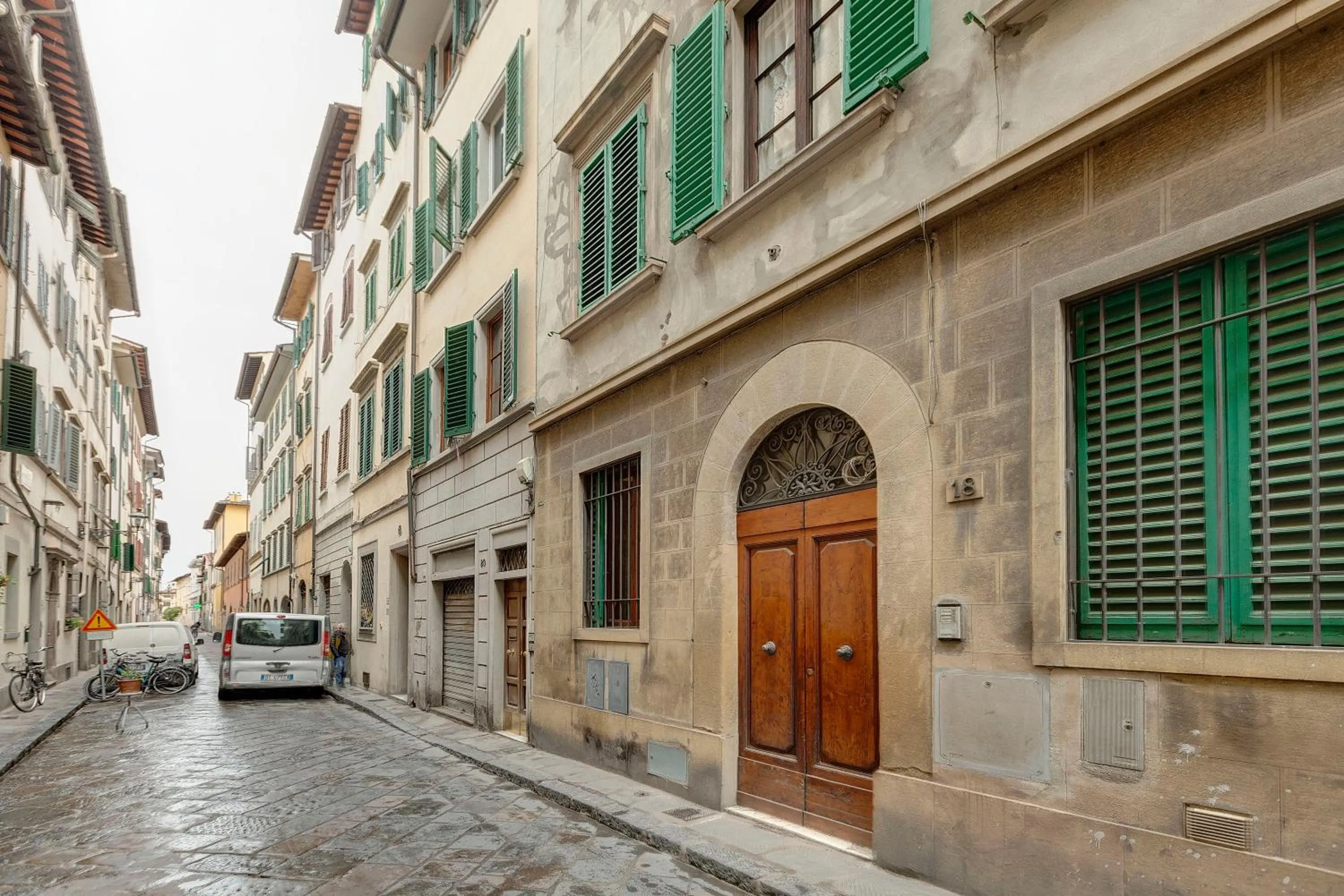 Facade/entrance in Turandot Apartment by Mamo Florence
