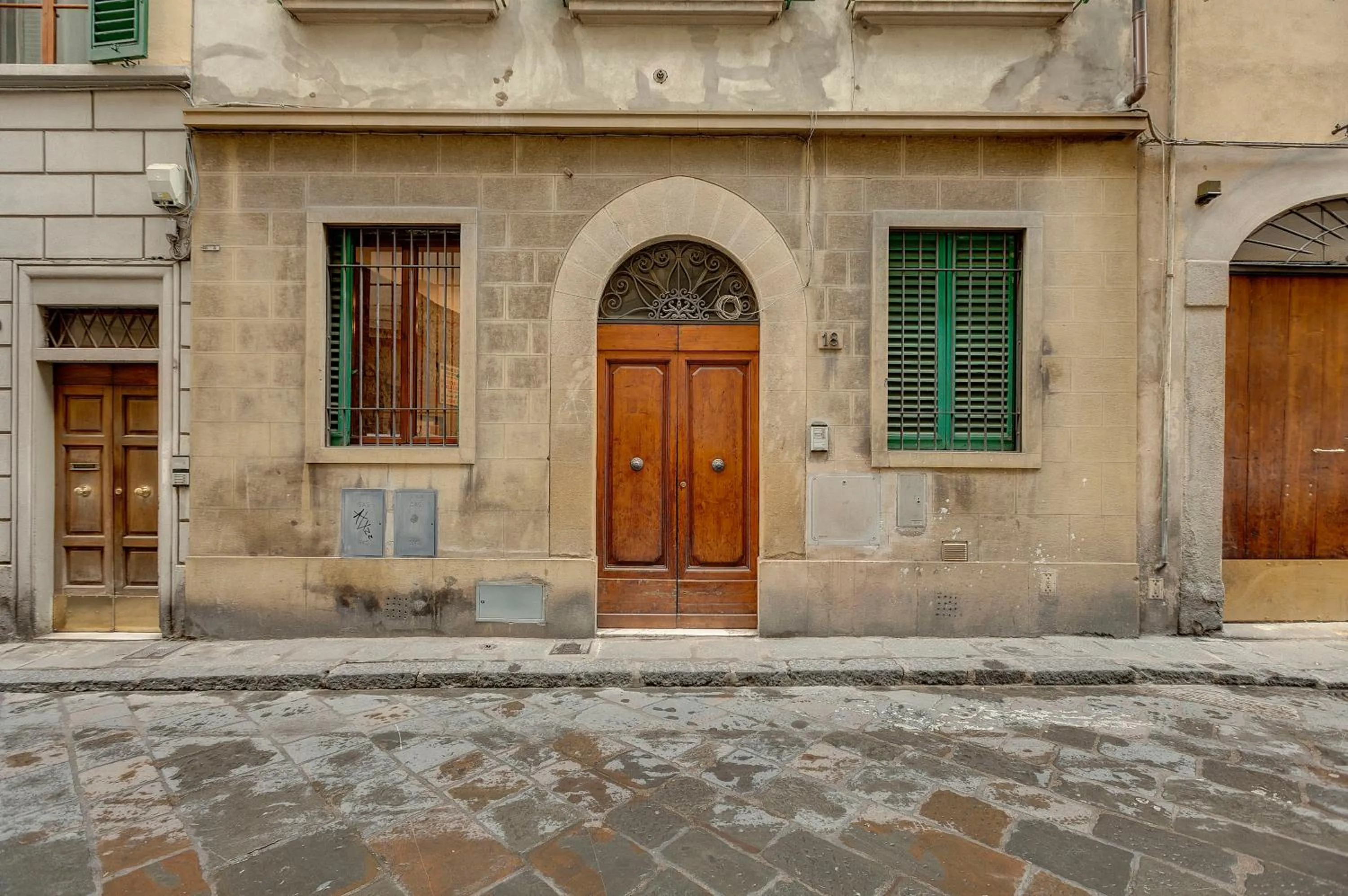 Facade/entrance in Turandot Apartment by Mamo Florence