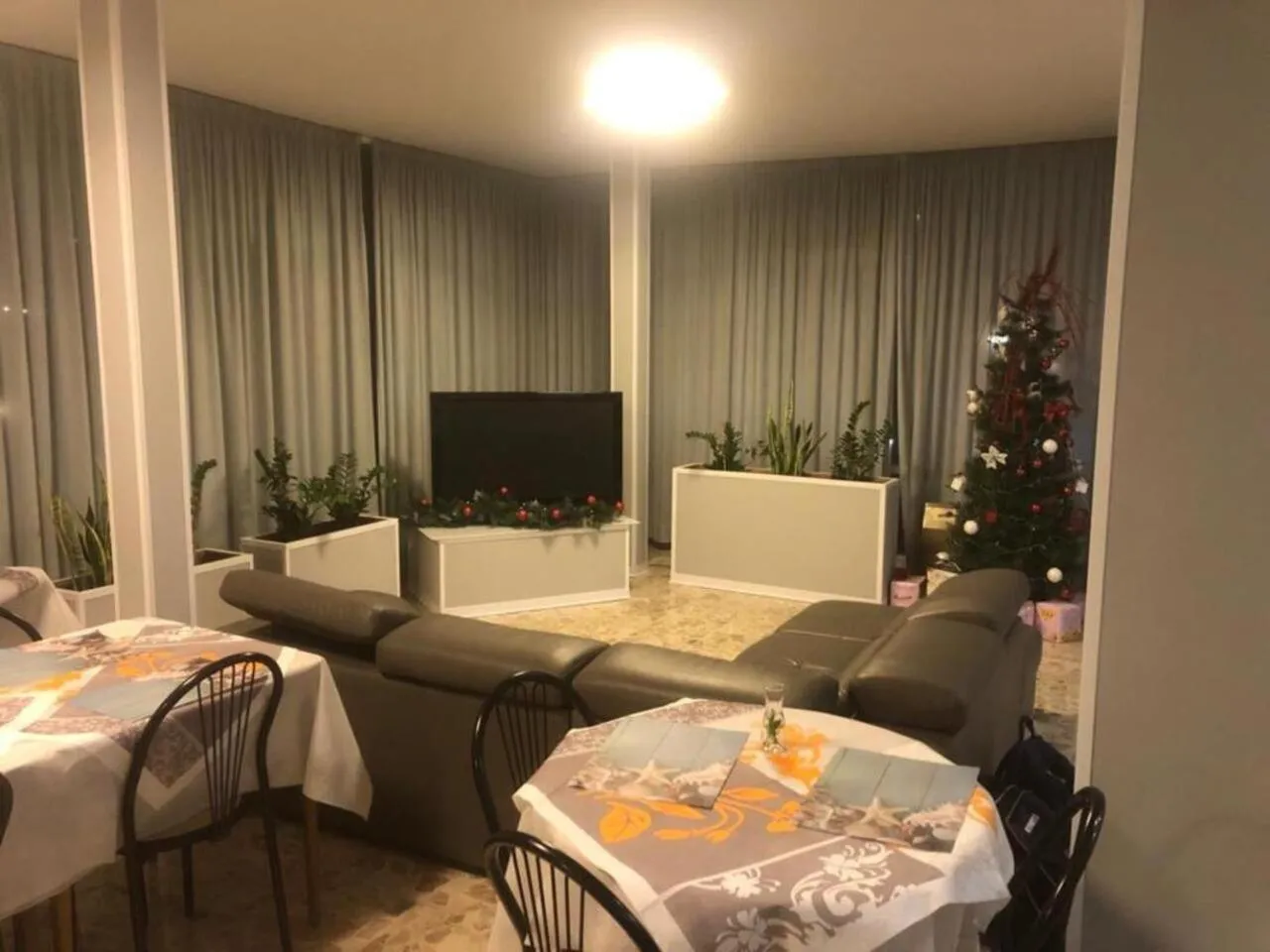 Communal lounge/ TV room in Hotel Gazza