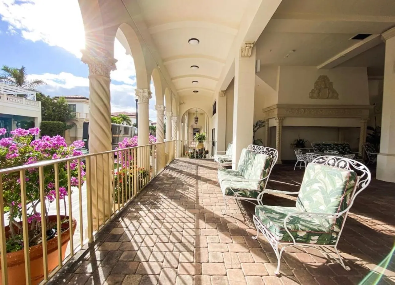 King Bed Mermaid suite - heart of Palm Beach, free parking included