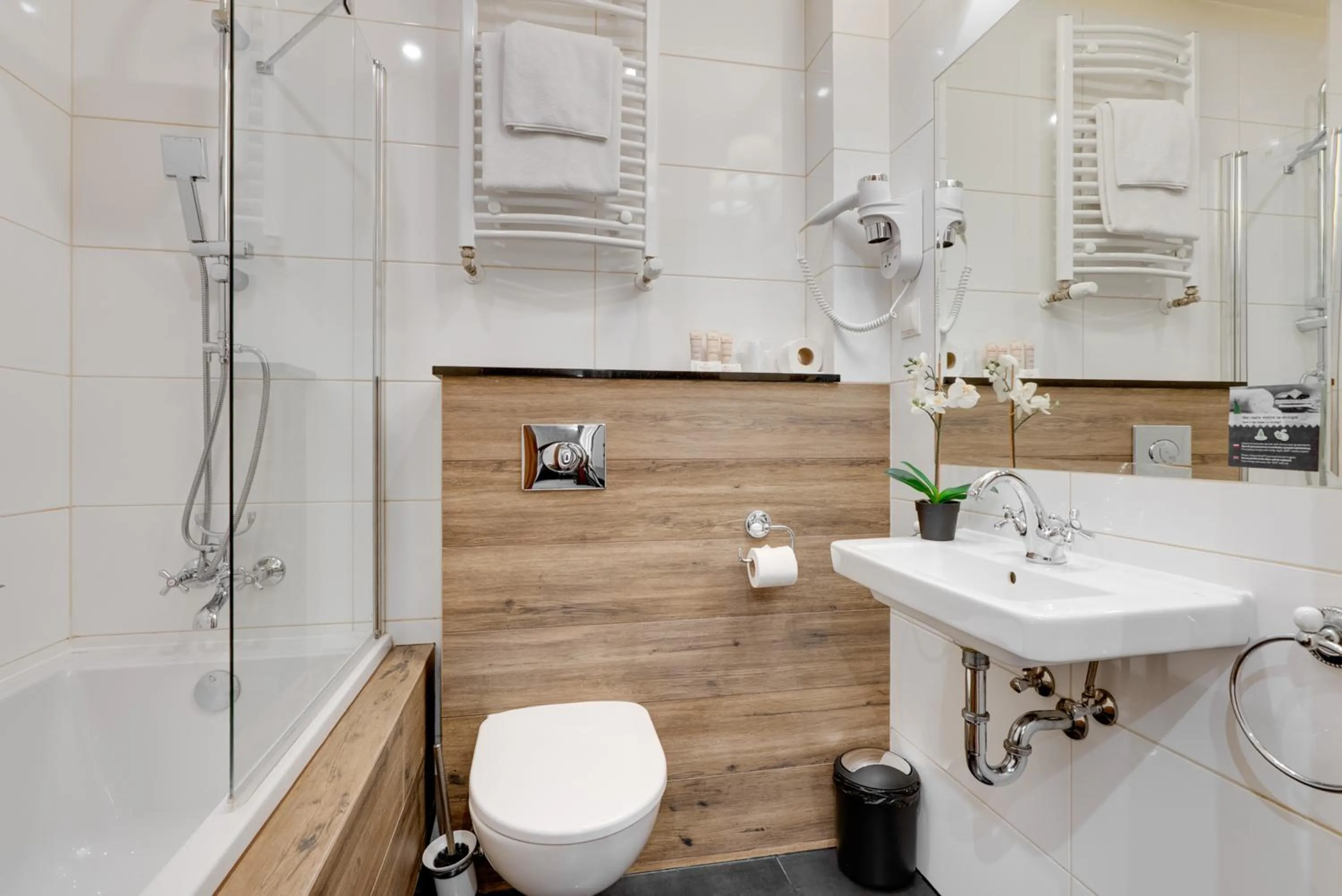 Shower in Hotel Diament Plaza Gliwice