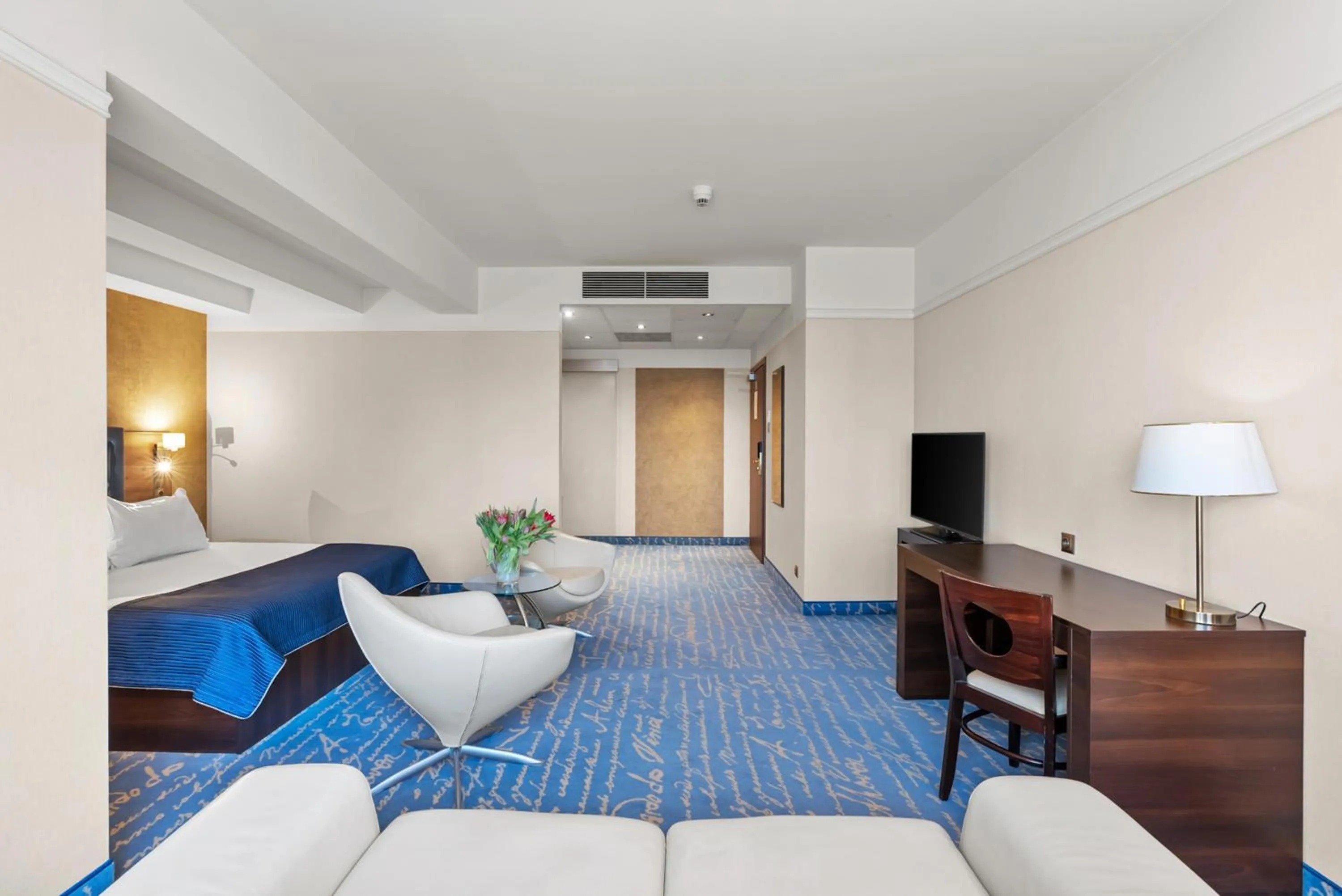 Communal lounge/ TV room, Bed in Hotel Diament Plaza Gliwice