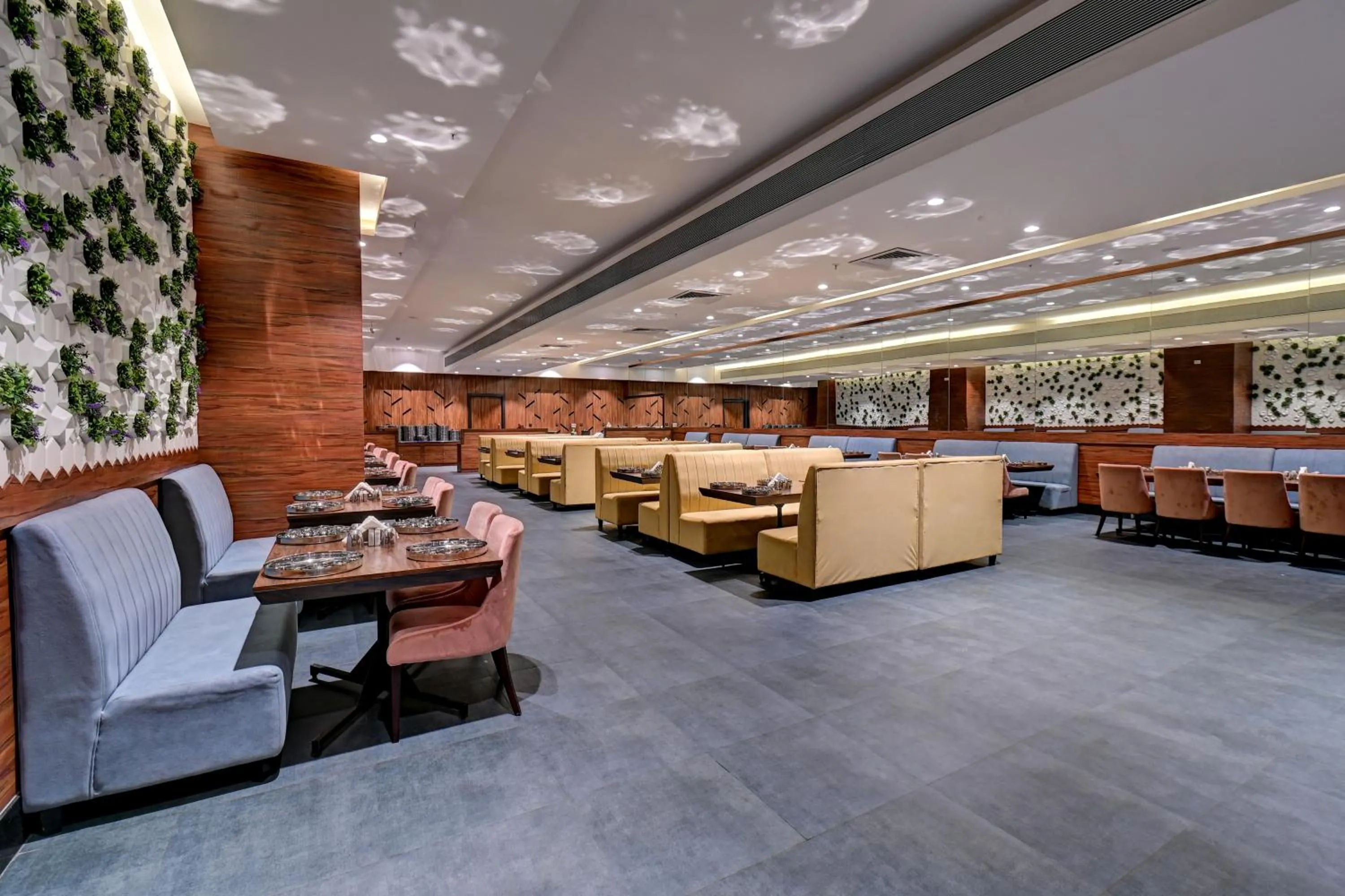 Restaurant/places to eat in Hotel Tip Top International Pune