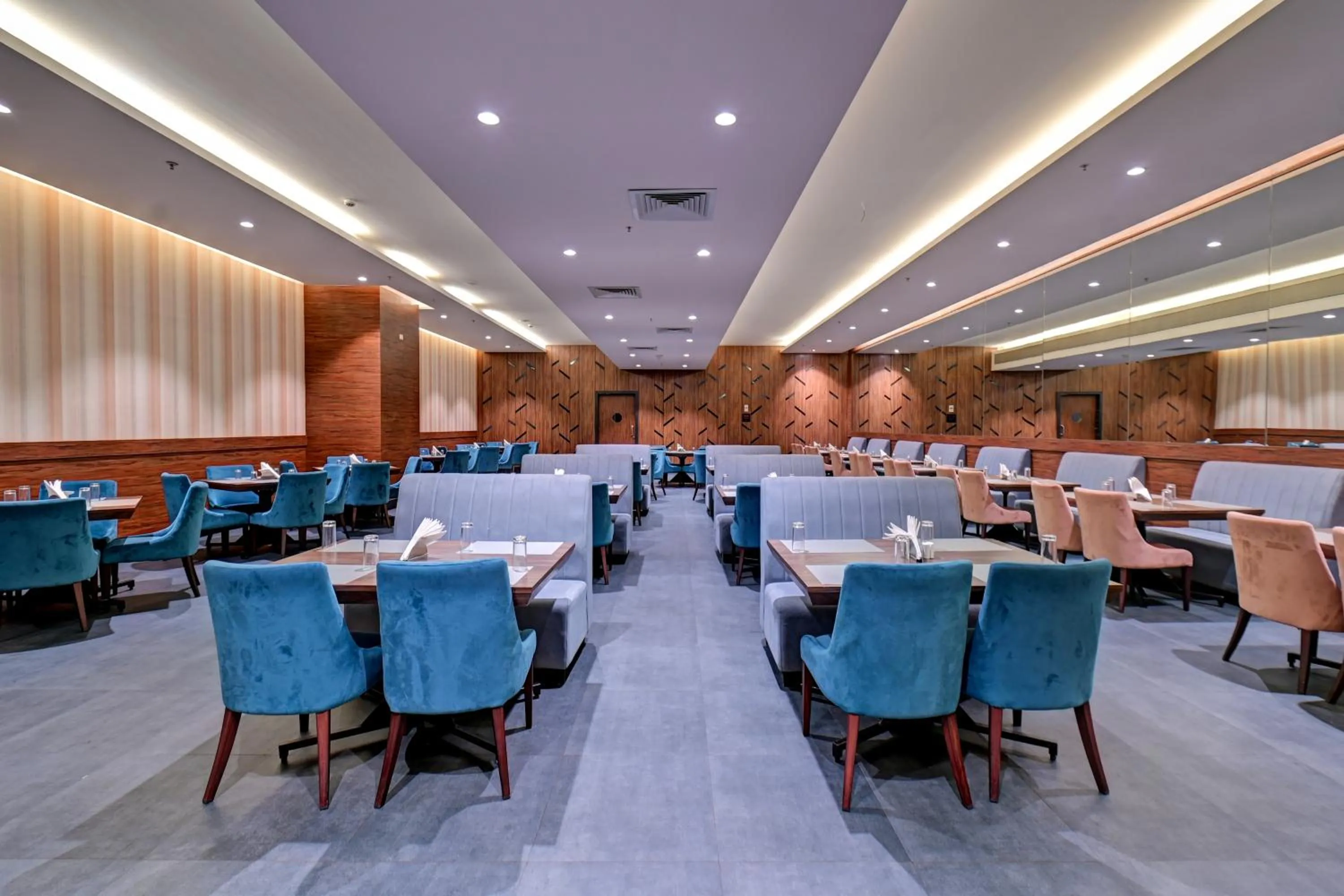 Restaurant/places to eat in Hotel Tip Top International Pune