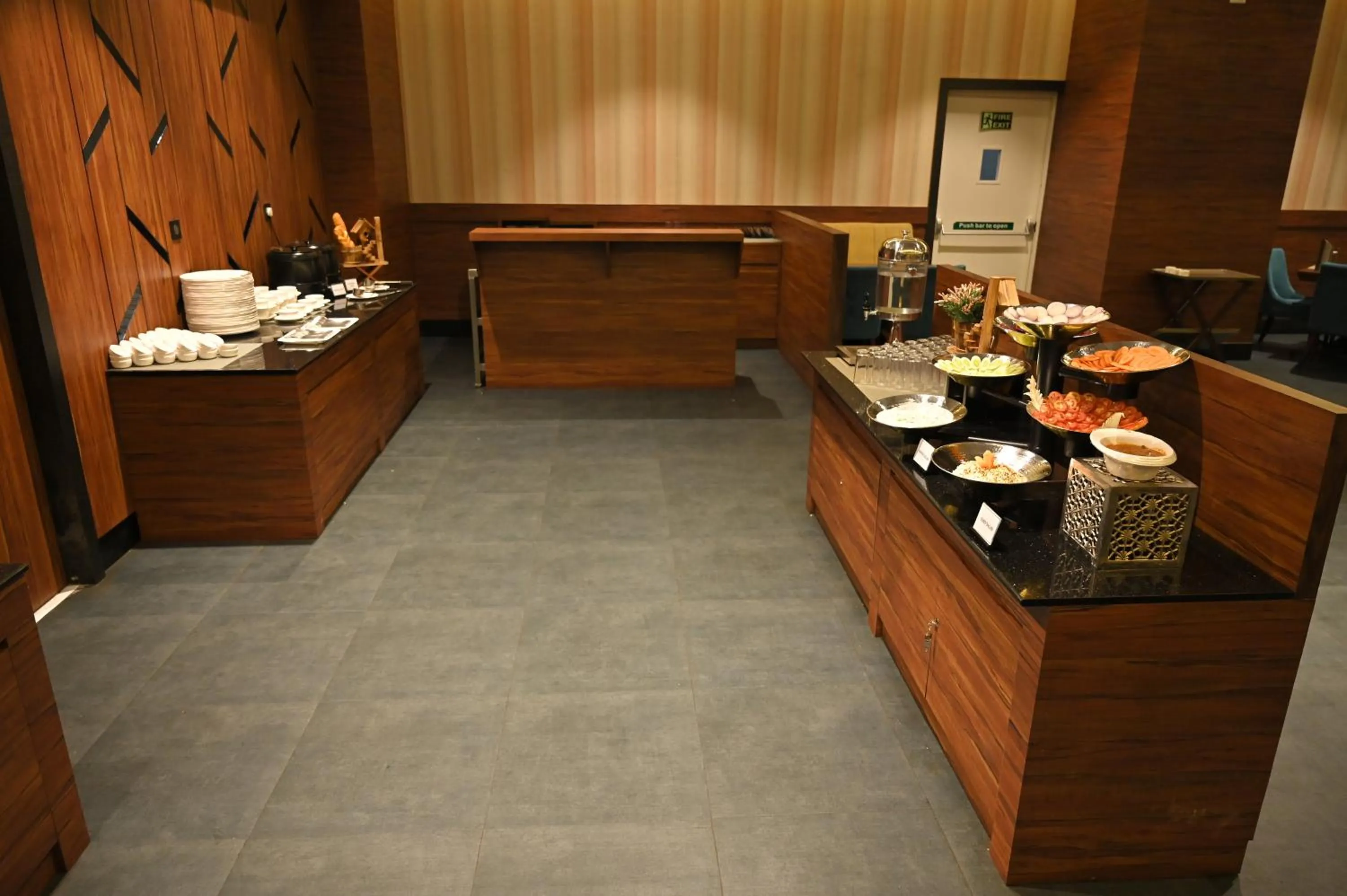 Restaurant/places to eat in Hotel Tip Top International Pune