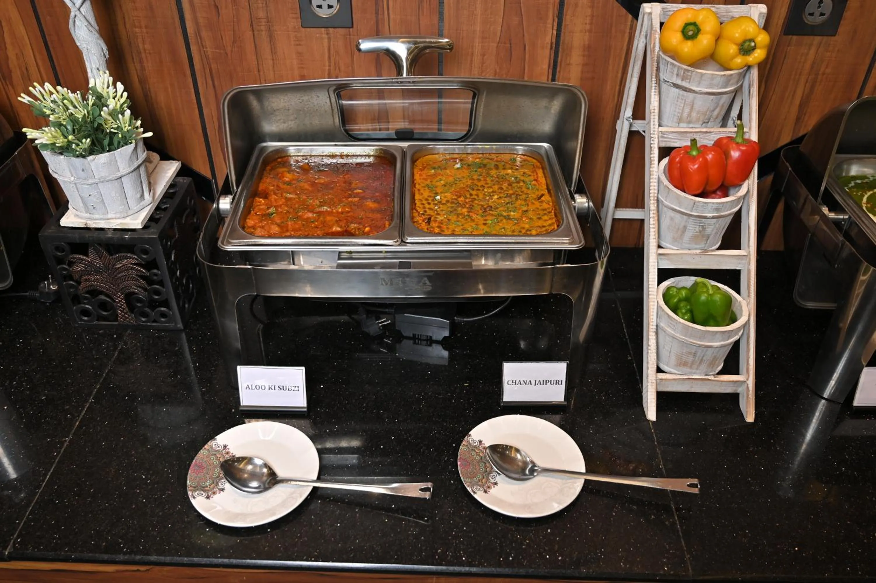 Restaurant/places to eat in Hotel Tip Top International Pune