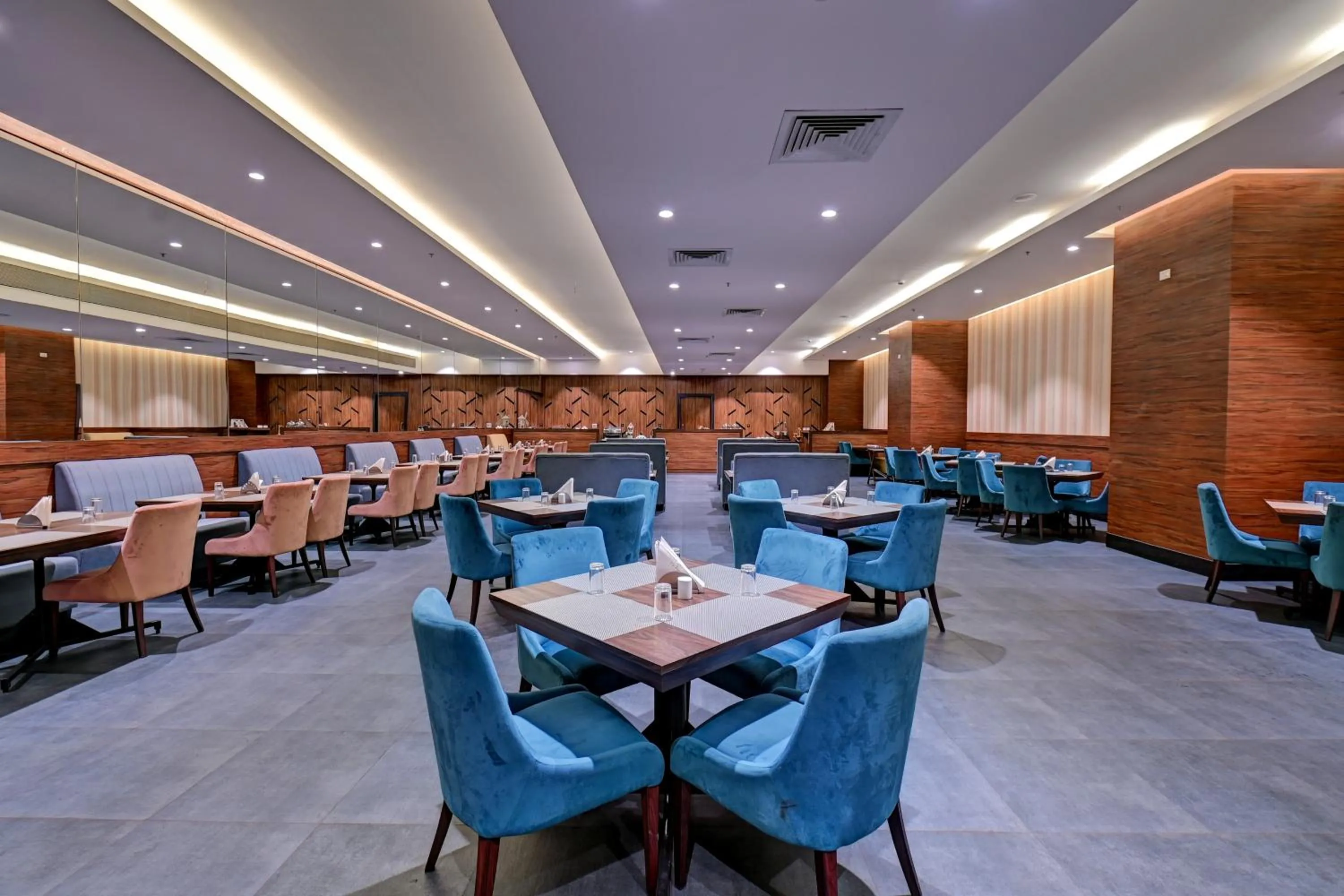 Restaurant/places to eat in Hotel Tip Top International Pune