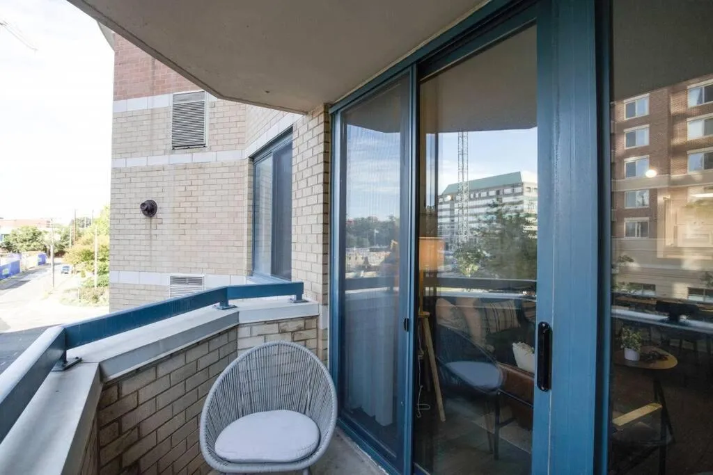 Sensational 1 Bedroom Condo At Ballston place With Gym