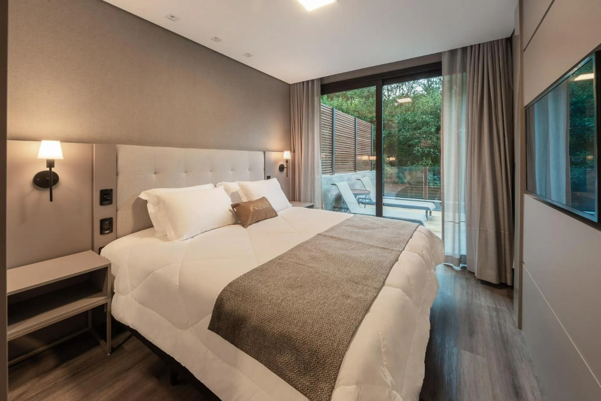 Bed in Chateau Laghetto Collection Oficial