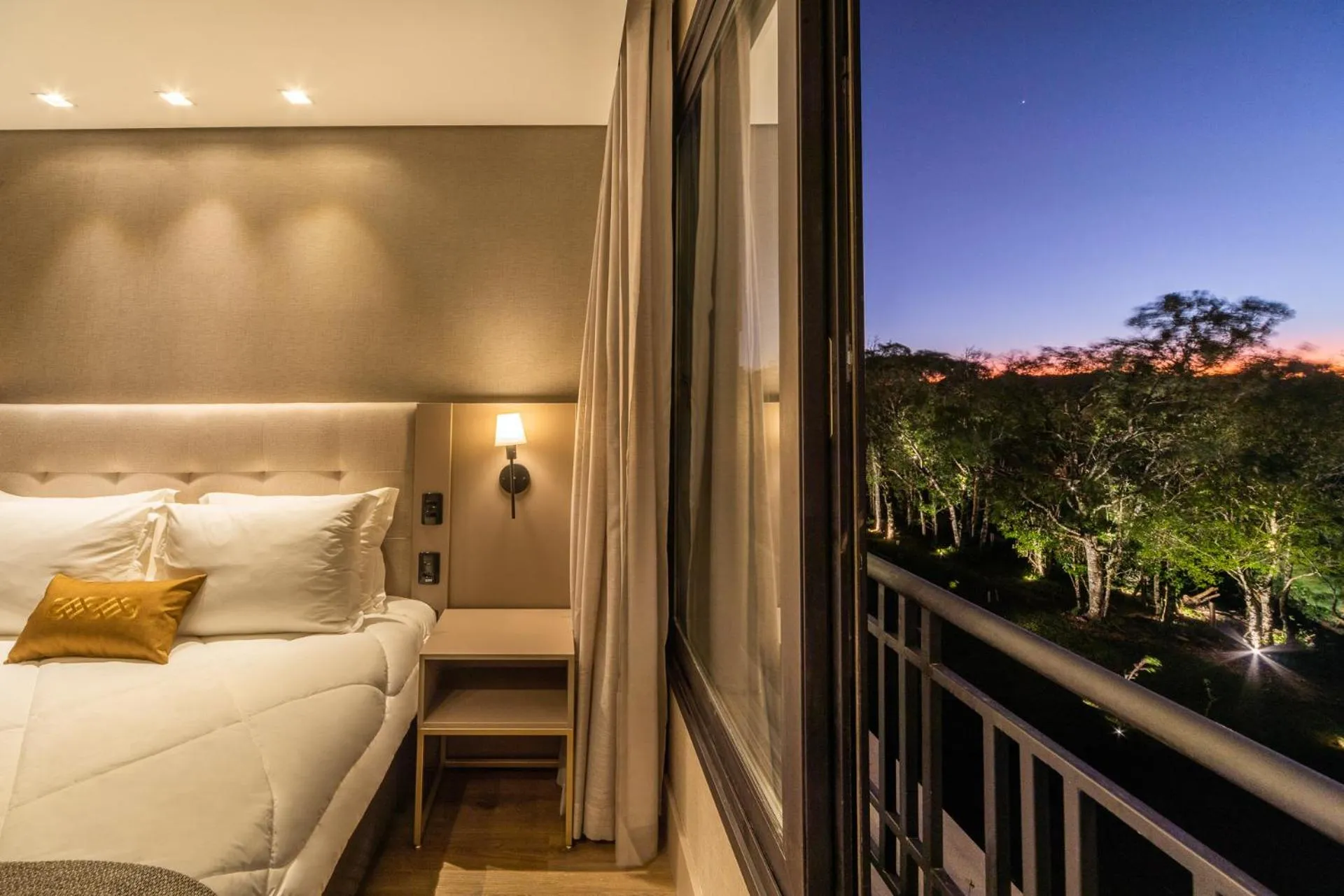 Bed in Chateau Laghetto Collection Oficial