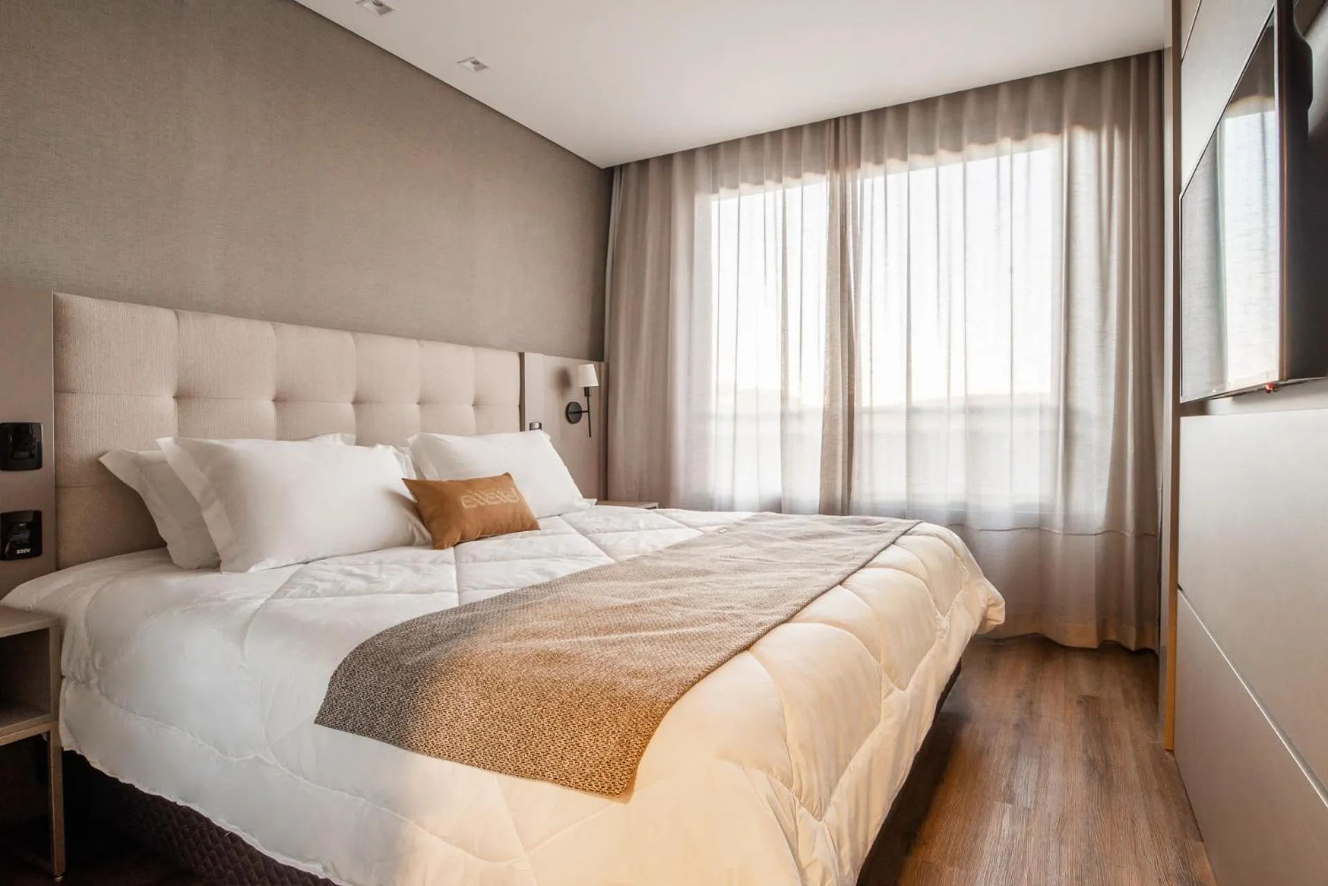 Bed in Chateau Laghetto Collection Oficial