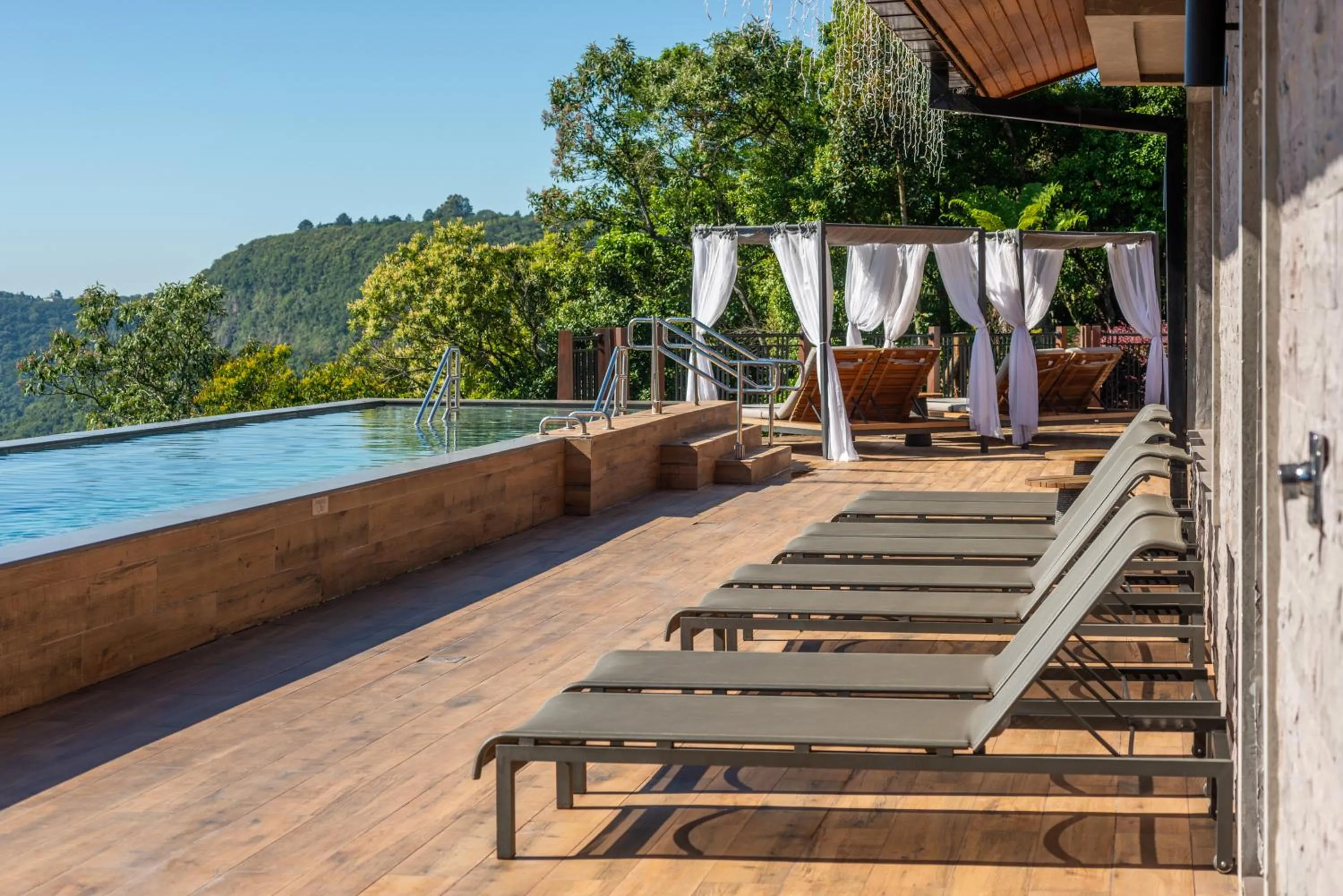 Swimming pool in Chateau Laghetto Collection Oficial