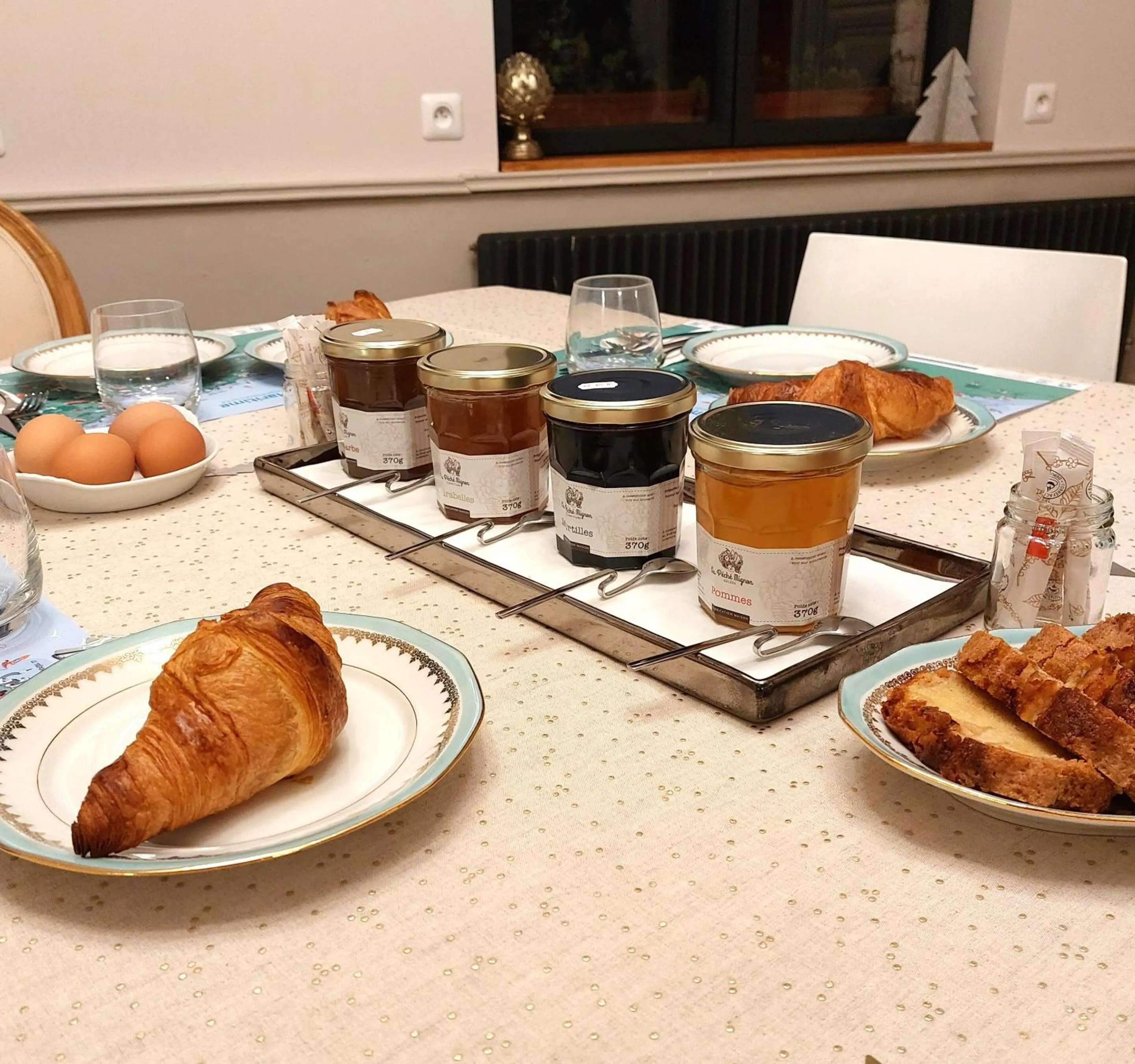 Breakfast in LES JACQUEMARTS NORMANDS Maison d'hôtes - Guesthouse