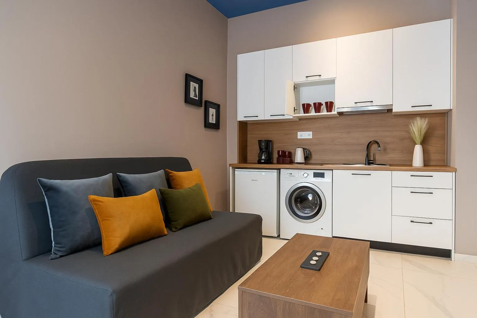 Kitchen or kitchenette in Black Onyx Comfort Suites - Elegant Stay- City Center Next to Airport Bus