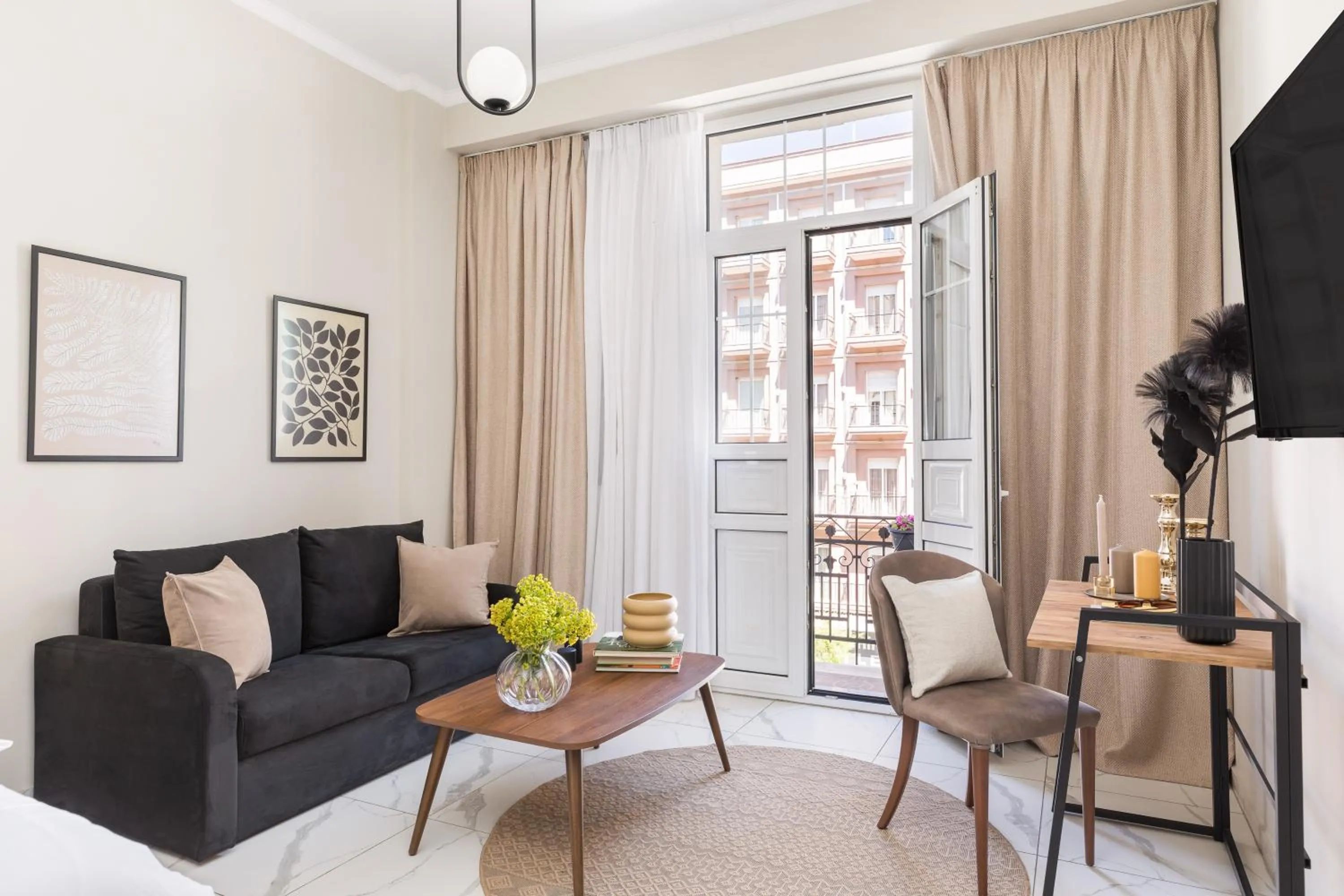 Black Onyx Comfort Suites - Elegant Stay- City Center Next to Airport Bus